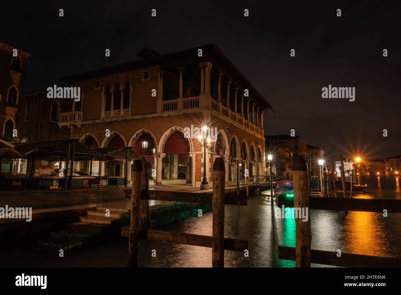 Mercato di Rialto a Venezia di notte, Italia Foto Stock
