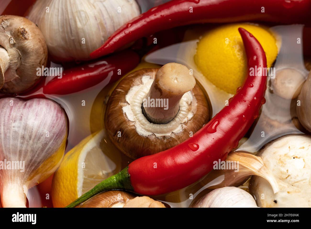 le verdure sane sono risciacquate in una ciotola con acqua pulita Foto Stock