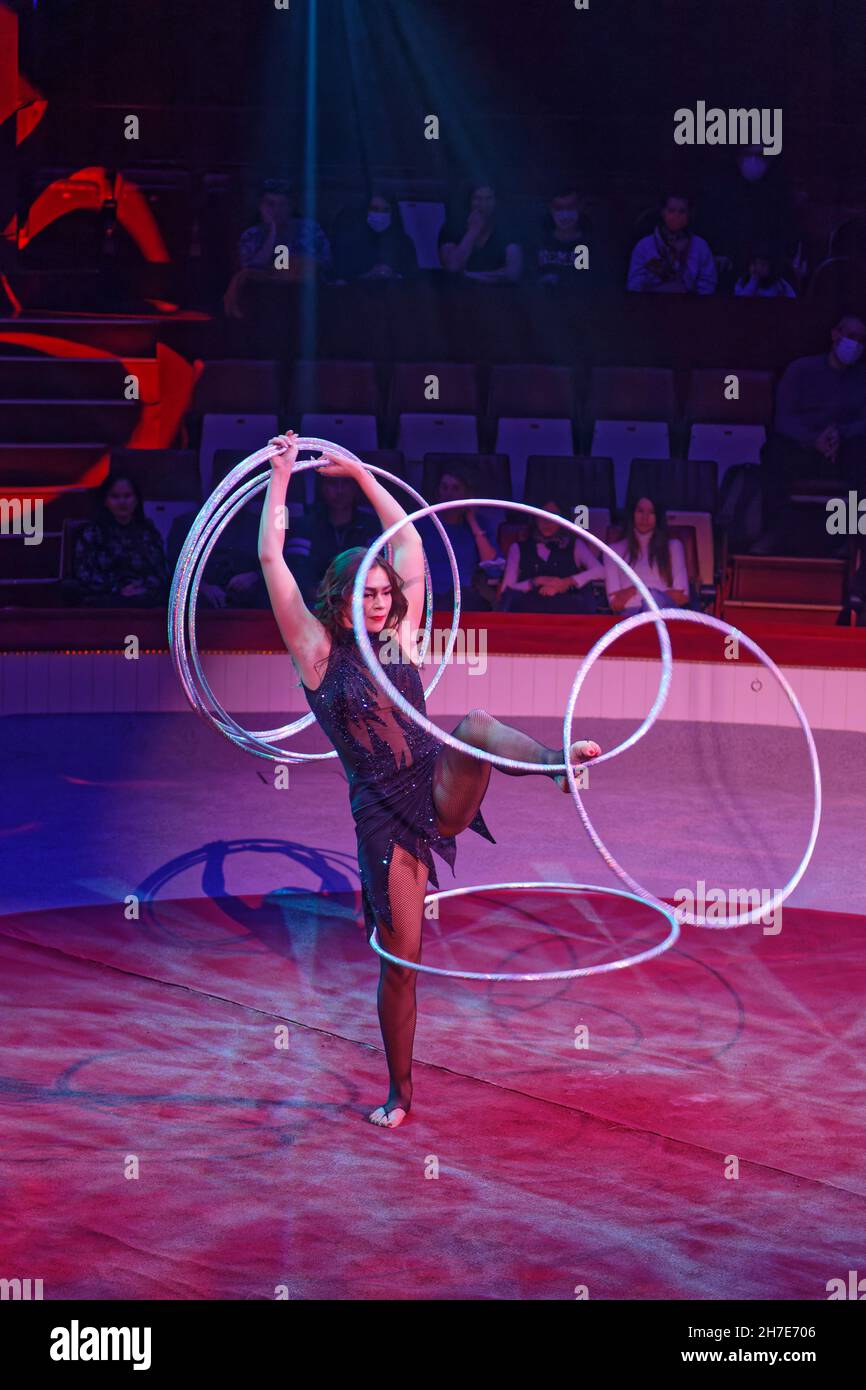 Parigi, Francia. 20 Nov 2021. Géraldine Philadelphia con i suoi Hoola Hoops suona durante lo spettacolo 'Dingue' del Cirque Bouglione al Cirque d'Hiver. Foto Stock