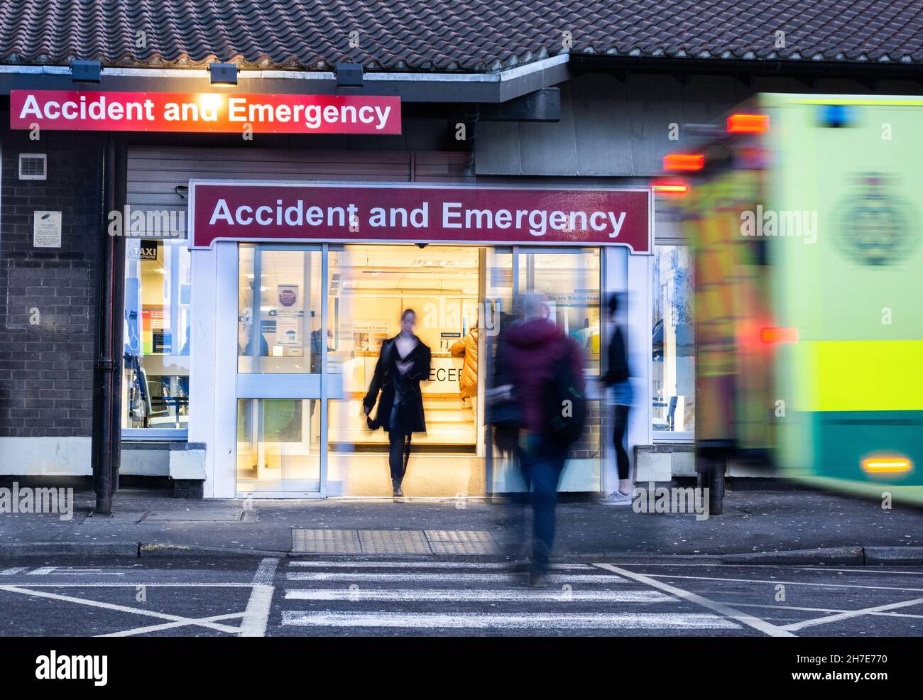 Ambulanza e persone al di fuori di incidenti e di emergenza / a&e presso University Hospital of North Tees, Hardwick Rd, Stockton on Tees, Inghilterra, Regno Unito Foto Stock