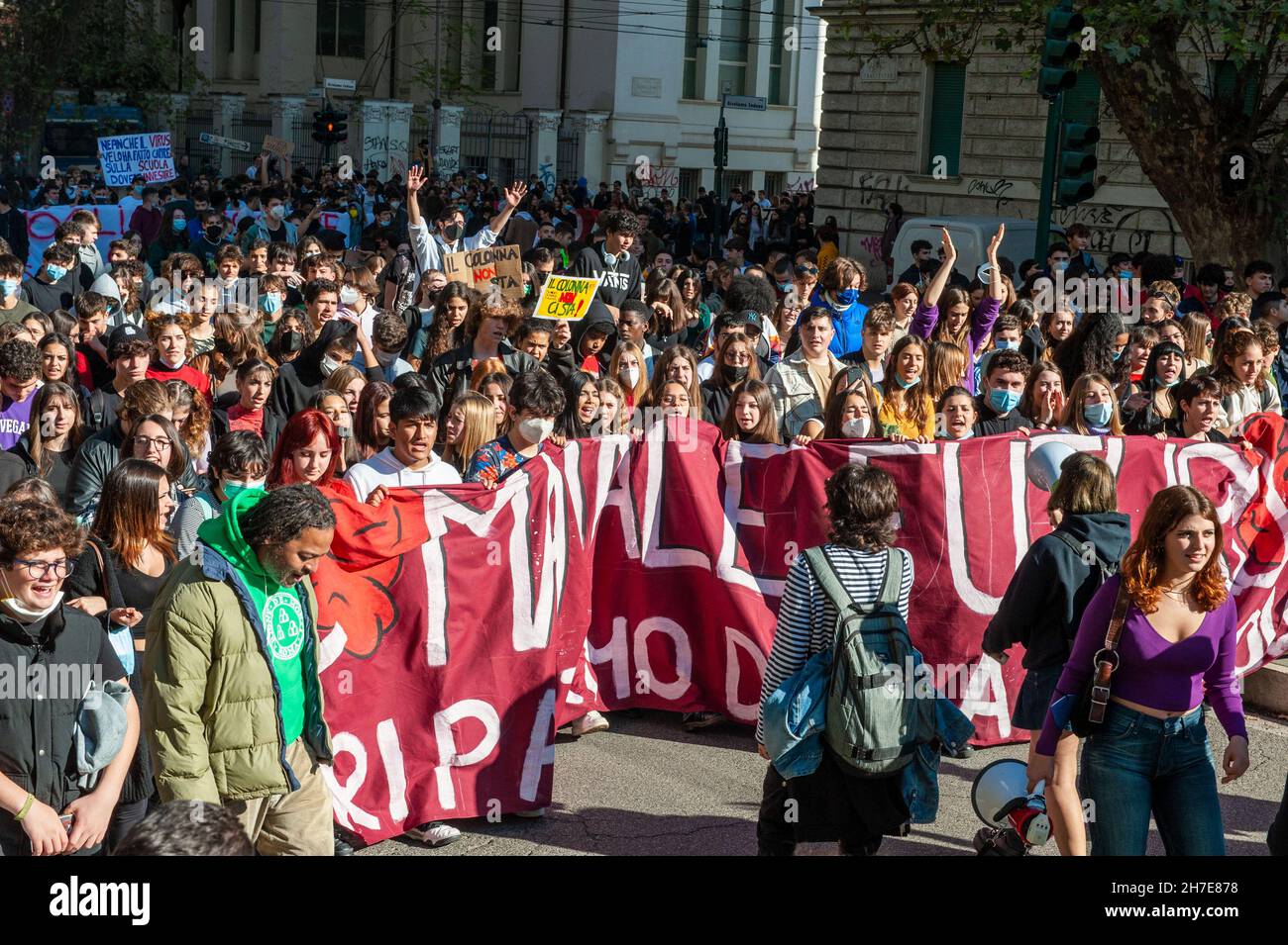 Roma, Italia 19/11/2021: Manifestazione studentesca contro la legge sul bilancio e chiedere maggiori investimenti nel diritto allo studio e un cambiamento nel sistema di istruzione pubblica. © Andrea Sabbadini Foto Stock