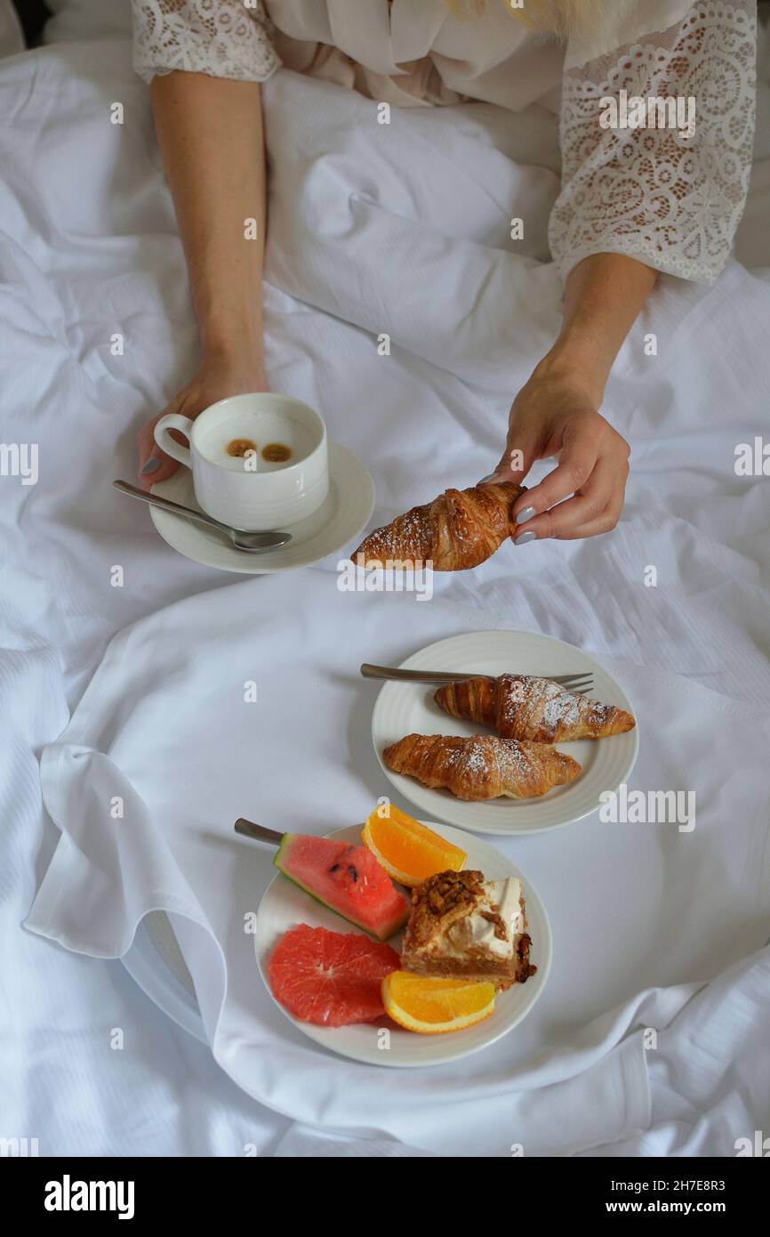 Prima colazione in letto croissant frutta e caffè Foto Stock