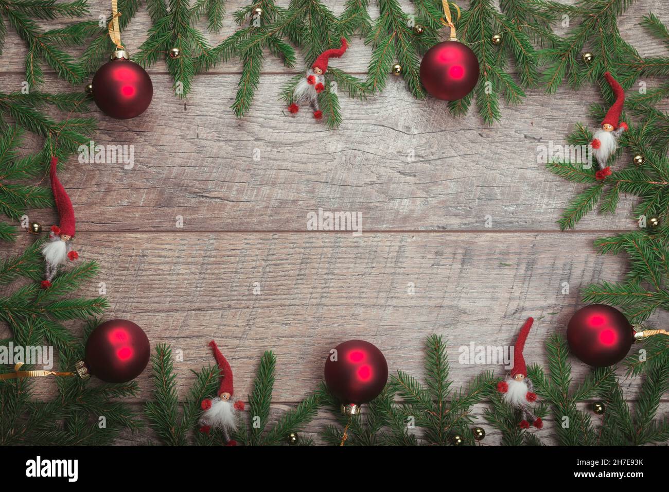 Sfondo di Natale con un arredamento festivo, abete, gnome e luogo per il testo Foto Stock