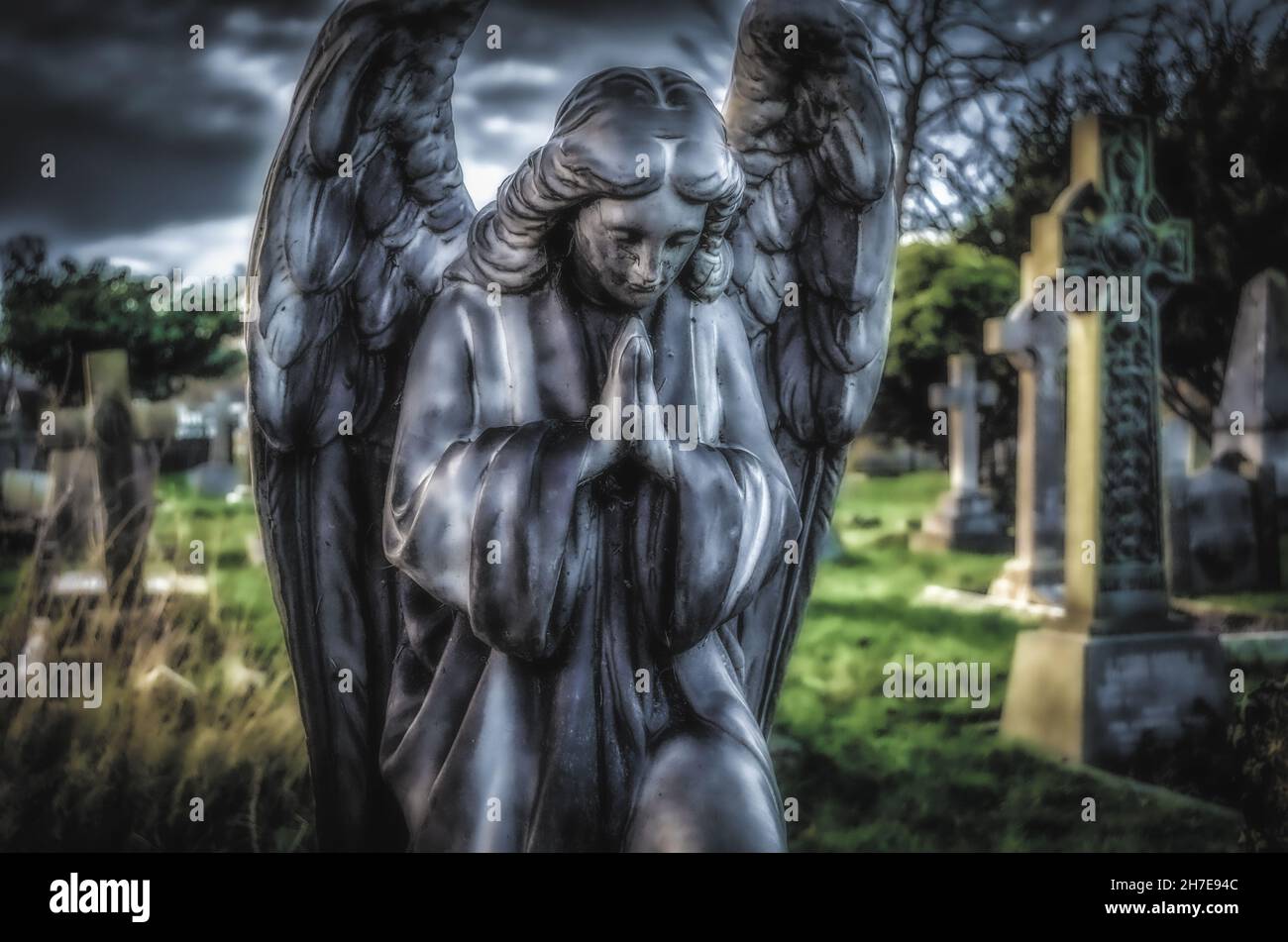 Misterioso e oscuro Angelo che prega Foto Stock