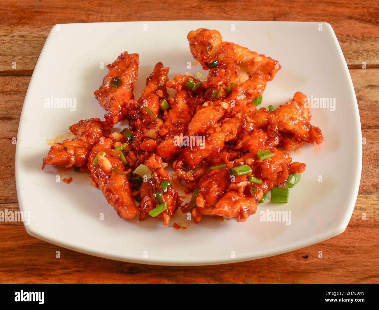 Frittura croccante di pollo - un antipasto fritto croccante piccante su sfondo rustico in legno. Fuoco selettivo Foto Stock