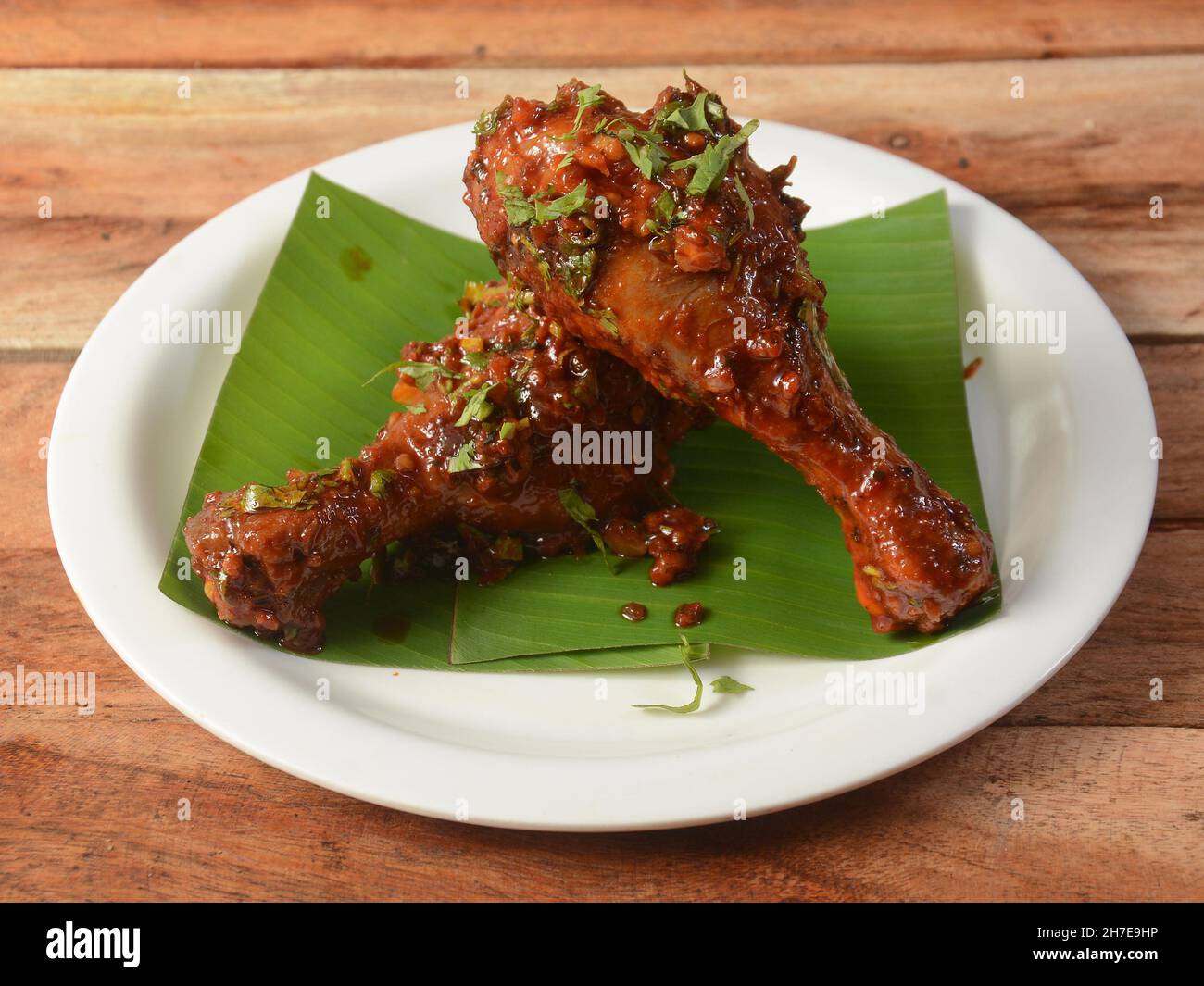 Gustoso e piccante Pollo Drumstick frigy servito su sfondo di legno. Piatti e antipasti di cucina indiana, focus selettivo Foto Stock