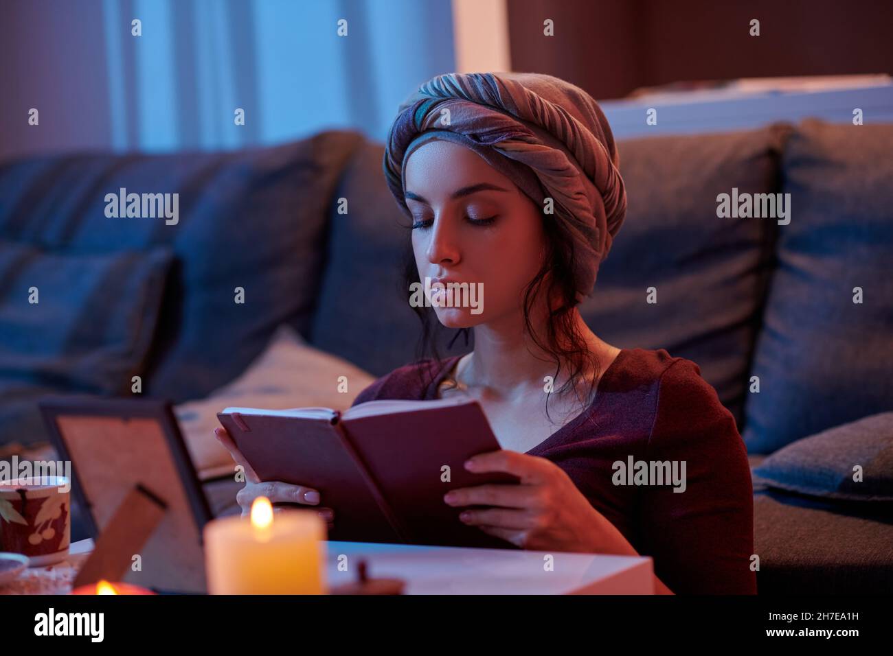 Il giovane soothsayer si è concentrato sulla lettura di un libro Foto Stock