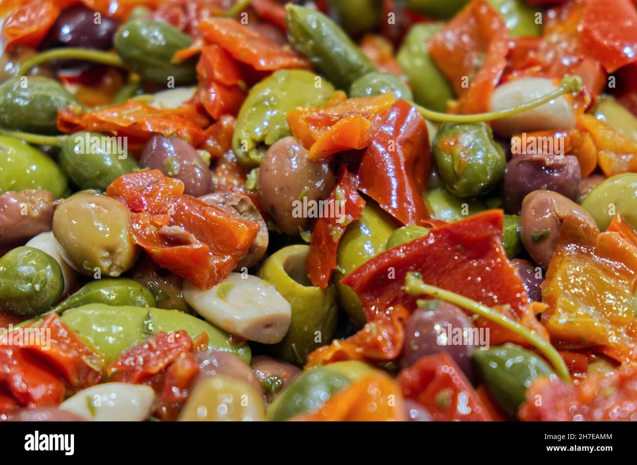 Un tipico contorno della tradizione italiana: Le olive tritate pugliesi condite Foto Stock