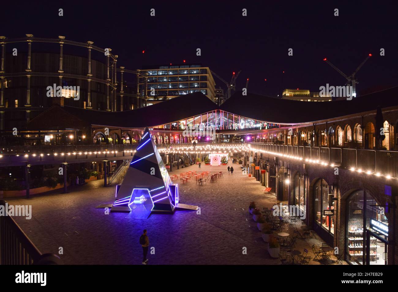 Londra, Regno Unito. 22 novembre 2021. Prism Christmas Tree installation by this is Loop at the Coal Drops Yard shopping Complex in King's Cross. Credit: Vuk Valcic / Alamy Live News Foto Stock