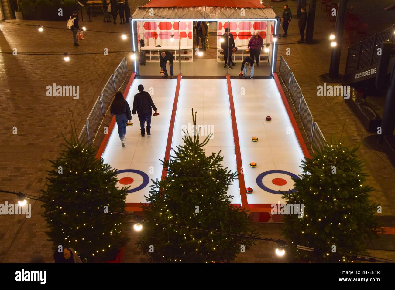 Londra, Regno Unito. 22 novembre 2021. Pista di curling presso il centro commerciale Coal Drops Yard di King's Cross. Credit: Vuk Valcic / Alamy Live News Foto Stock