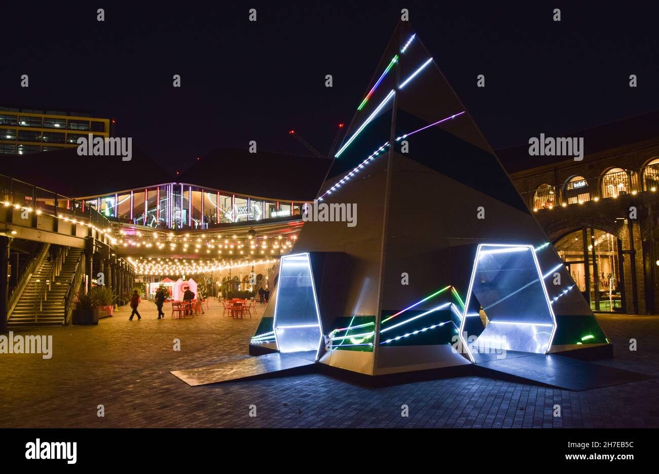Londra, Regno Unito. 22 novembre 2021. Prism Christmas Tree installation by this is Loop at the Coal Drops Yard shopping Complex in King's Cross. Credit: Vuk Valcic / Alamy Live News Foto Stock