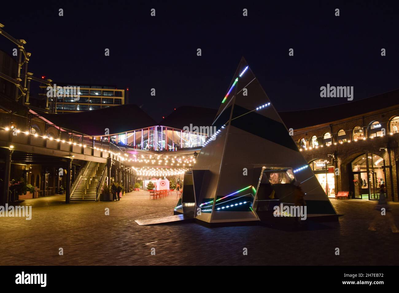 Londra, Regno Unito. 22 novembre 2021. Prism Christmas Tree installation by this is Loop at the Coal Drops Yard shopping Complex in King's Cross. Credit: Vuk Valcic / Alamy Live News Foto Stock