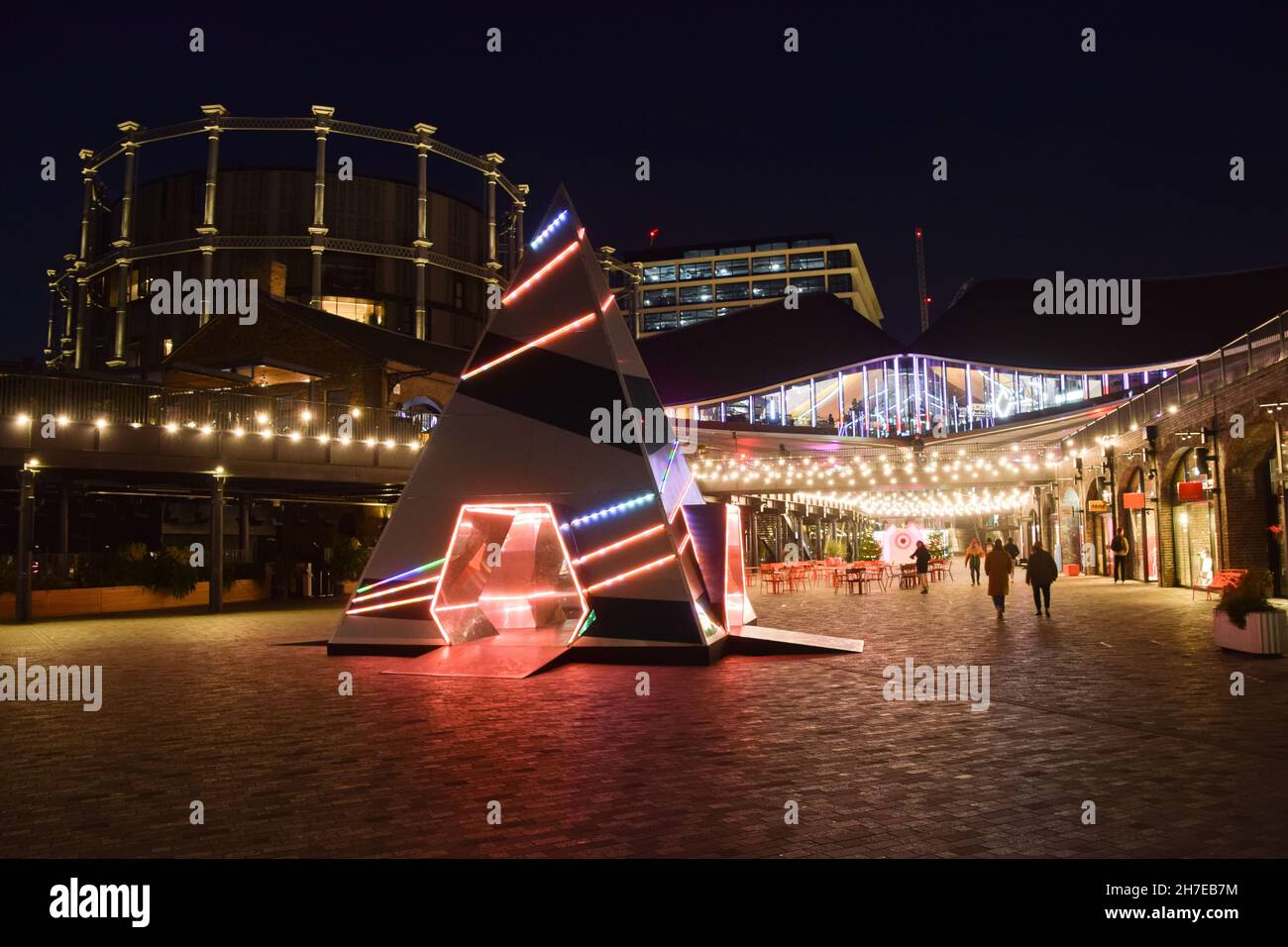 Londra, Regno Unito. 22 novembre 2021. Prism Christmas Tree installation by this is Loop at the Coal Drops Yard shopping Complex in King's Cross. Credit: Vuk Valcic / Alamy Live News Foto Stock