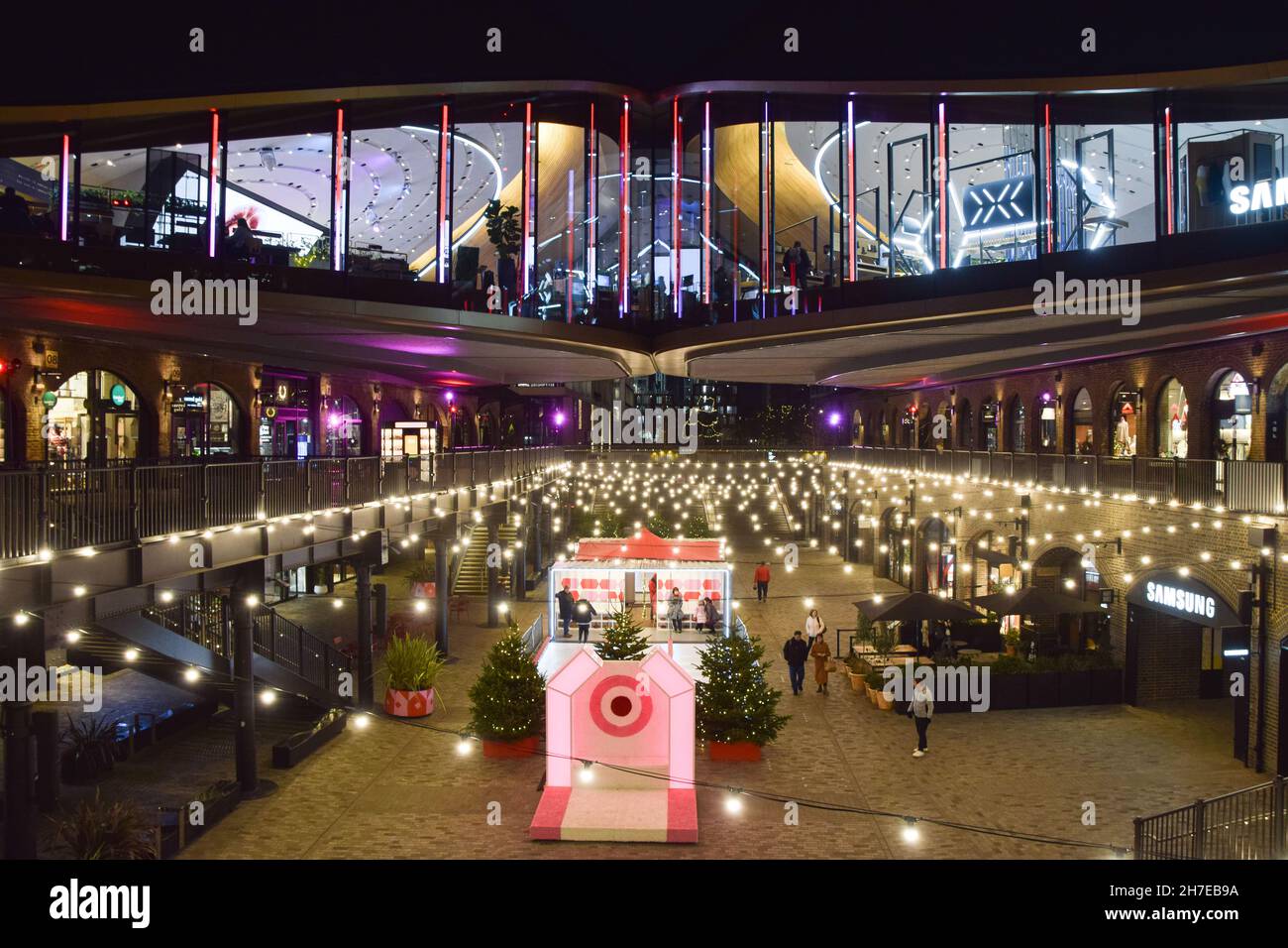 Londra, Regno Unito. 22 novembre 2021. Decorazioni e ricci al Coal Drops Yard Shopping Complex a King's Cross. Credit: Vuk Valcic / Alamy Live News Foto Stock