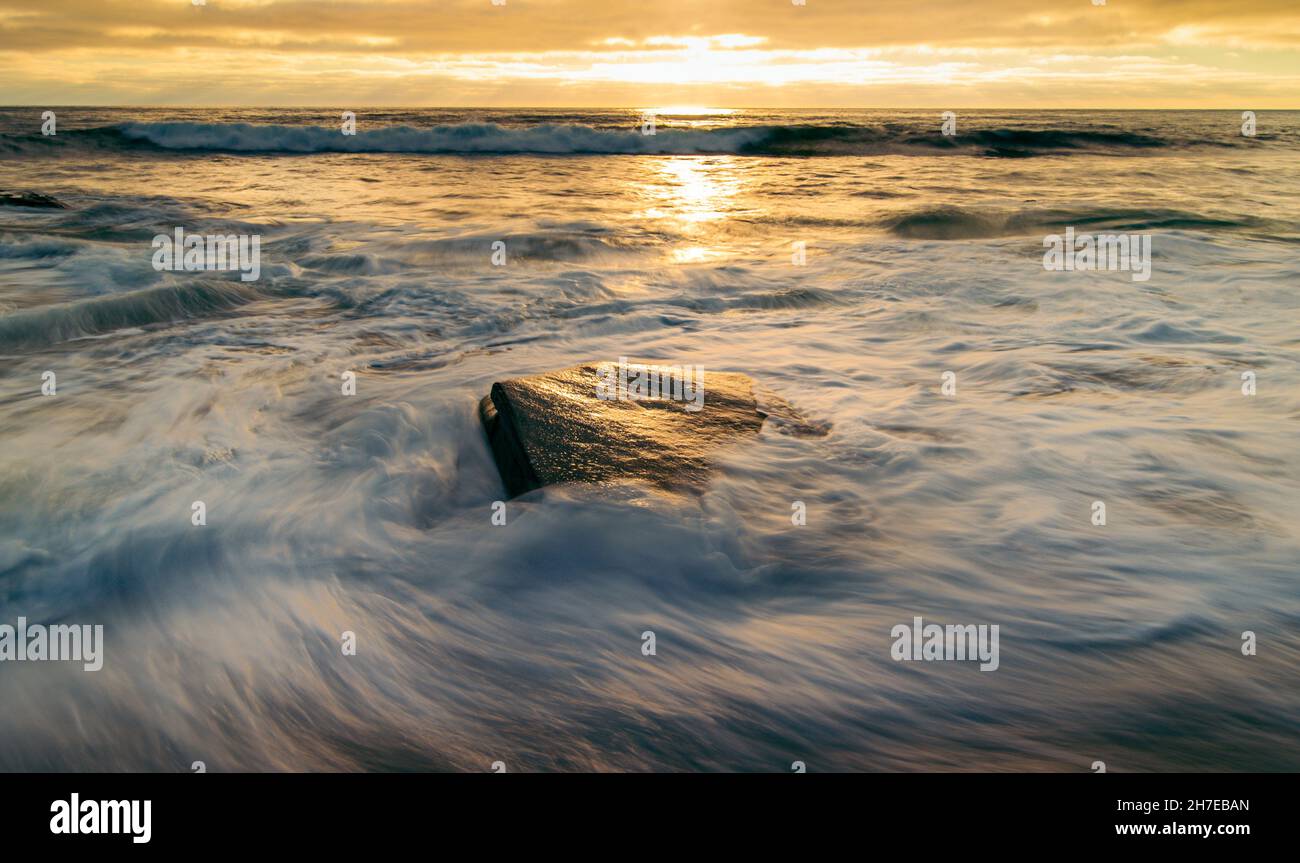 La Jolla California onde su spiaggia rocciosa, lunga esposizione. Foto Stock