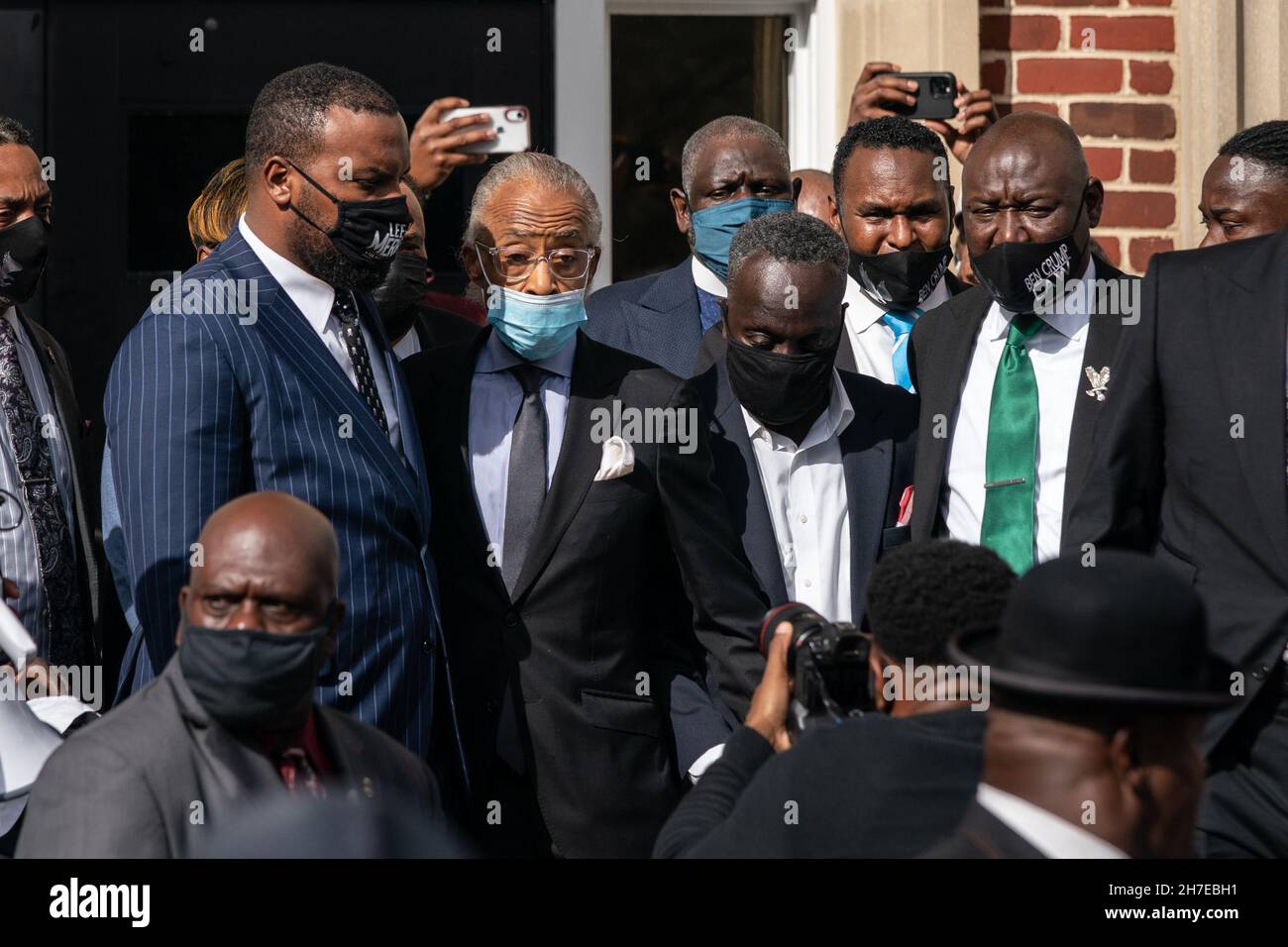 Il Rev. Al Sharpton, centro, è scortato attraverso la folla durante l'evento Wall of Prayer a sostegno della giustizia per Ahmaud Arbery fuori del Glynn County Courthouse 18 novembre 2021 a Brunswick, Georgia. Il processo degli imputati Greg McMichael, Travis McMichael, e un vicino, William 'Roddie' Bryan continuò all'interno del tribunale. Foto Stock