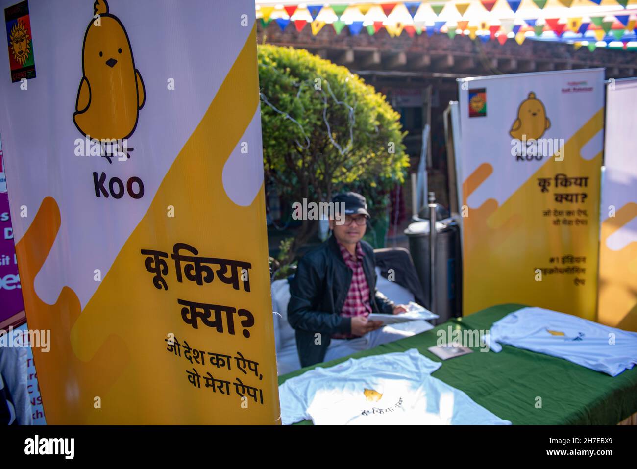 Il banco promozionale dell'app indiana per i social media, Koo at Dilli Haat.Koo, è una piattaforma di micro-blogging per l'aggiornamento personale e la condivisione delle opinioni. L'app Made-in-India consente alle persone di esprimere i propri pensieri in lingua indiana con una forte comunità indiana locale. 10,000,000 dieci milioni di download; è l'app di social networking indiana in più rapida crescita di proprietà di Bombinate Technologies Pvt Ltd. Bengaluru società con sede a Bengaluru. Koo è stato dichiarato un'app AatmaNirbhar (autodipendente) e ha vinto l'app Innovation Challenge AatmaNirbhar (autodipendente) tenuta dal governo indiano nell'agosto 2020. PM Narendra M. Foto Stock