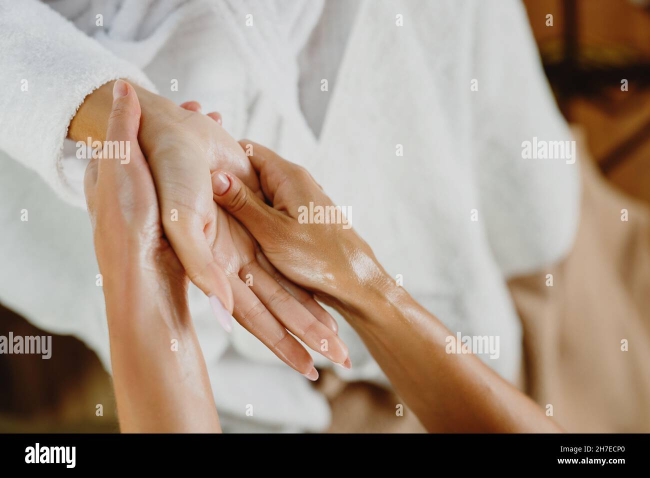 Massaggio della mano femminile. Primo piano. Foto Stock