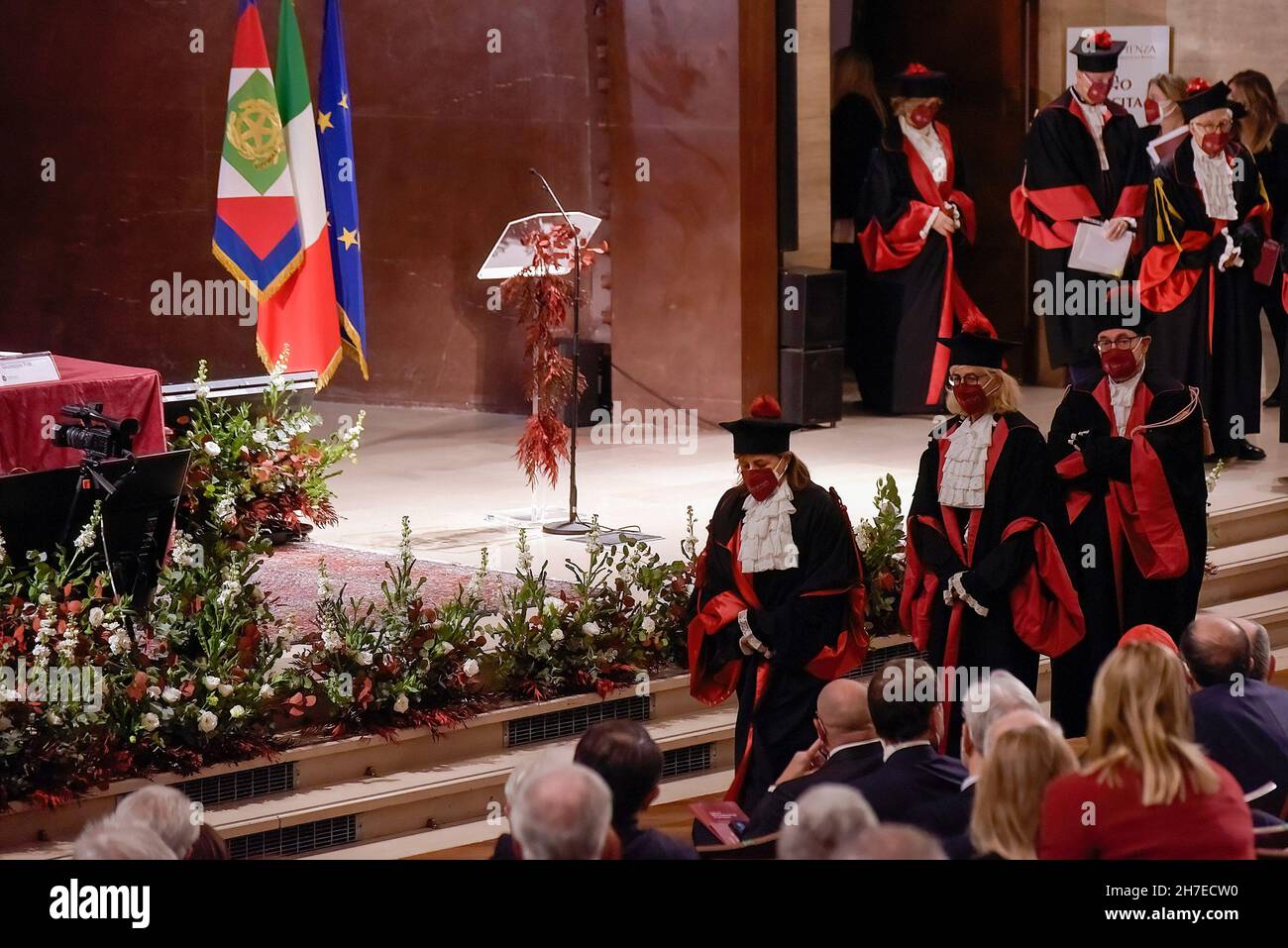 Roma, Italia. 22 novembre 2021. Processione di professori universitari, con abiti cerimoniali tradizionali, durante l'inaugurazione dell'anno accademico, il 719 dalla sua fondazione, dell'Università la Sapienza di Roma. (Foto di Vincenzo Nuzzolese/SOPA Images/Sipa USA) Credit: Sipa USA/Alamy Live News Foto Stock