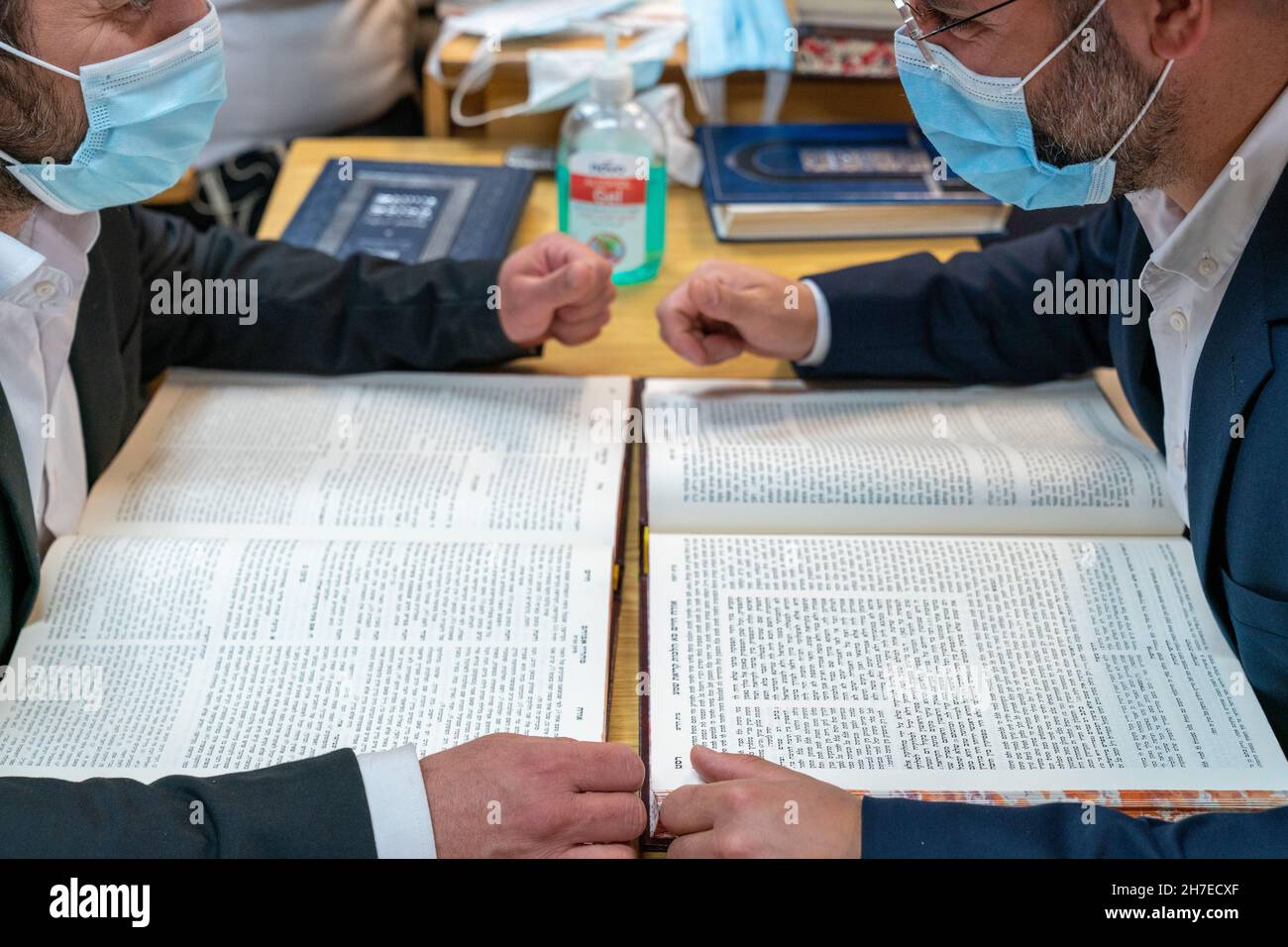 GERUSALEMME, ISRAELE - 06 luglio 2020: Le due persone studiano Torah durante la corona. Gerusalemme, Israele Foto Stock