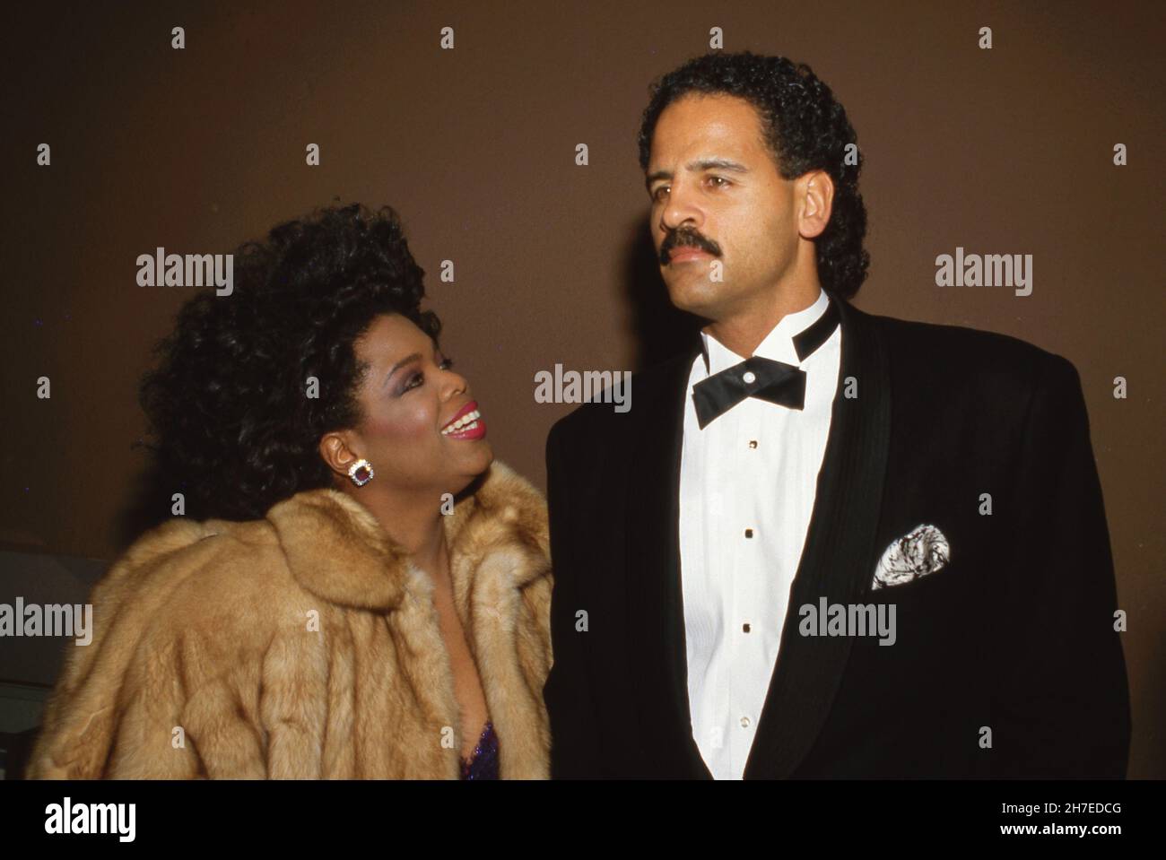 Oprah Winfrey e Stedman Graham al Good Morning, Vietnam 'Los Angeles Premiere 17 dicembre 1987 credito: Ralph Dominguez/MediaPunch Foto Stock