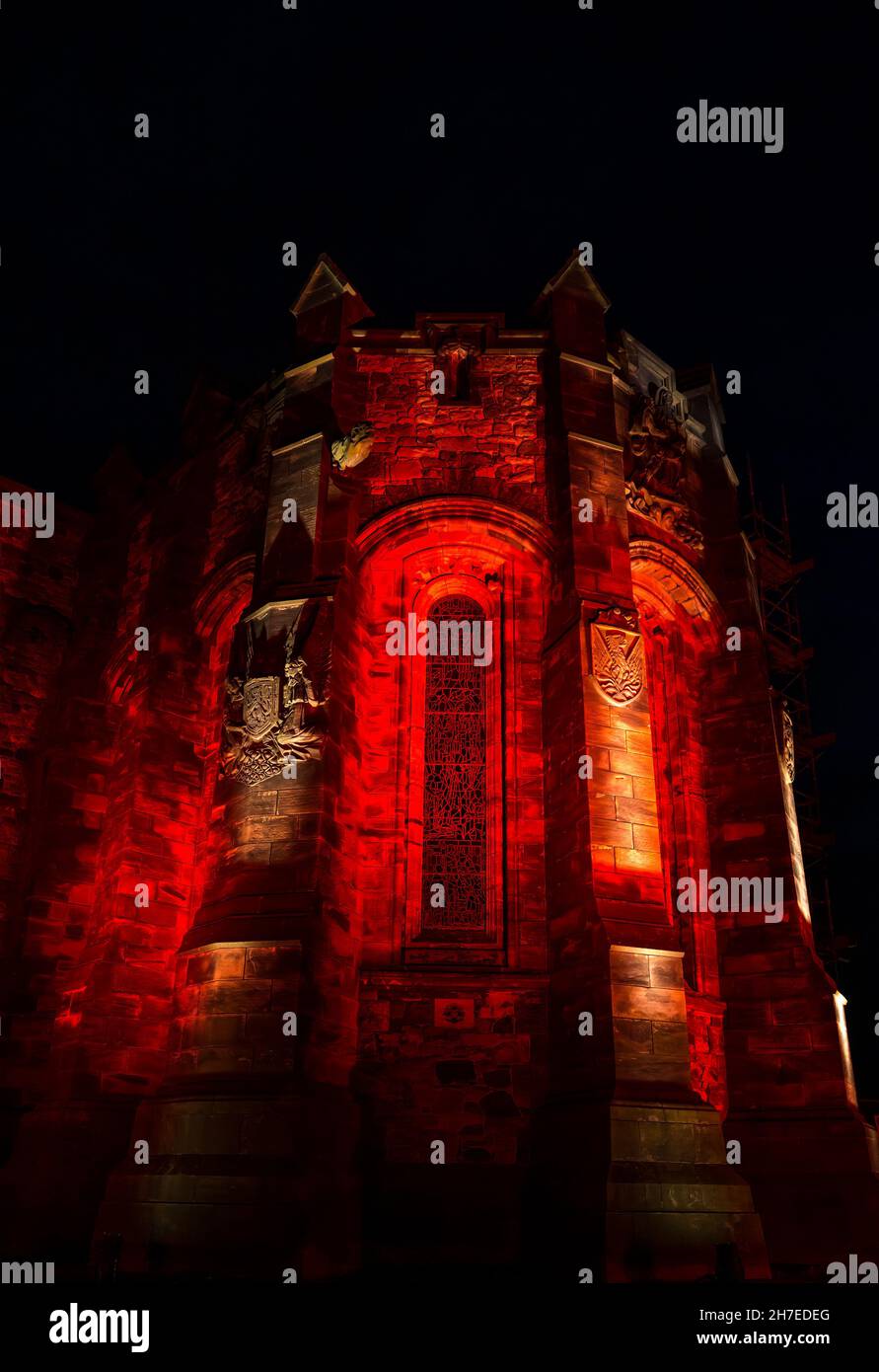 La parte superiore del Castello di Edimburgo si illuminò di rosso di notte, Scozia, Regno Unito Foto Stock