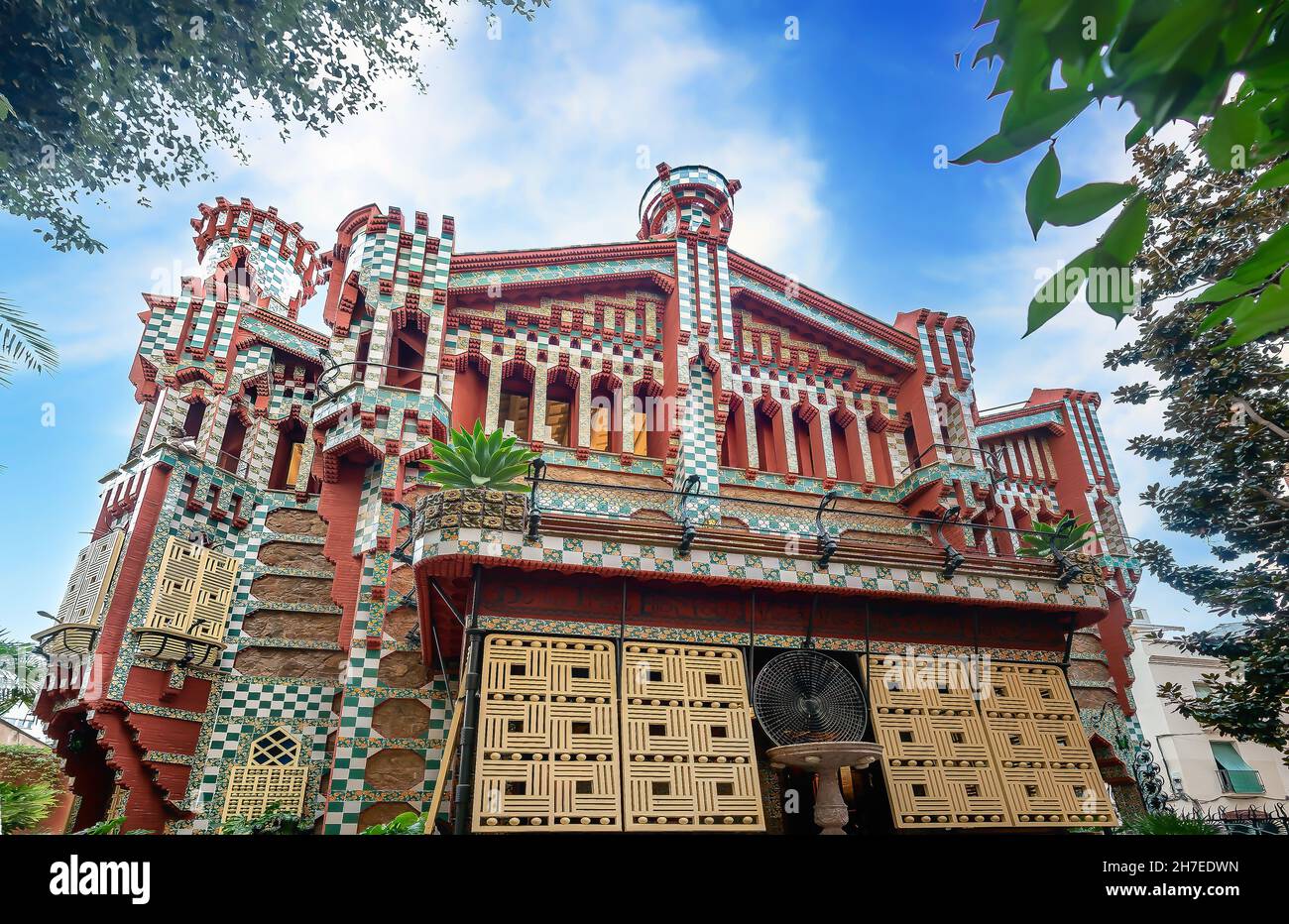 Casa Vicens a Barcellona. È il primo capolavoro di Antoni Gaudí. Costruito tra il 1883 e il 1885 in estate Foto Stock
