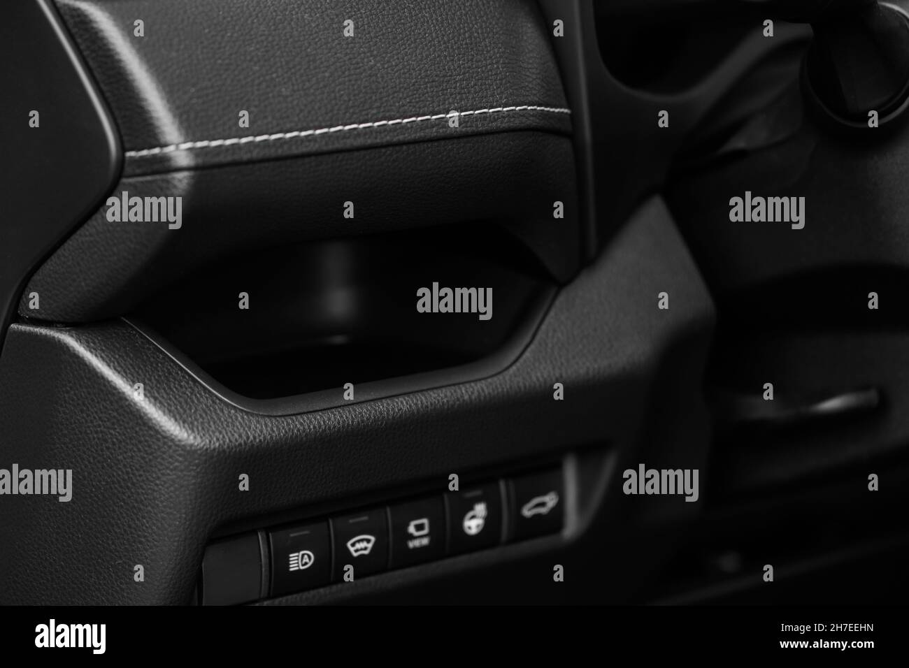 Aprire il vano portaoggetti per auto con documenti Foto stock - Alamy