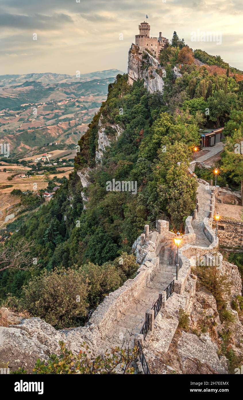 Ponte di roccia fino alla Torre la Cesta, o seconda torre situata sulla sommità più alta delle cime del Monte Titano di San Marino Foto Stock