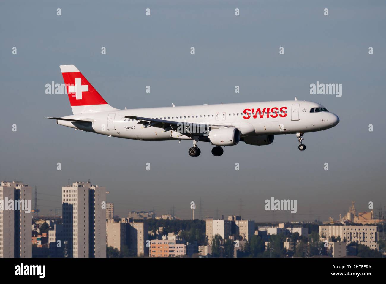 Madrid, Spagna - 4 maggio 2016: Aereo passeggeri Swiss International Airlines all'aeroporto. Programmare il viaggio del volo. Aviazione e aerei. Trasporto aereo. GL Foto Stock