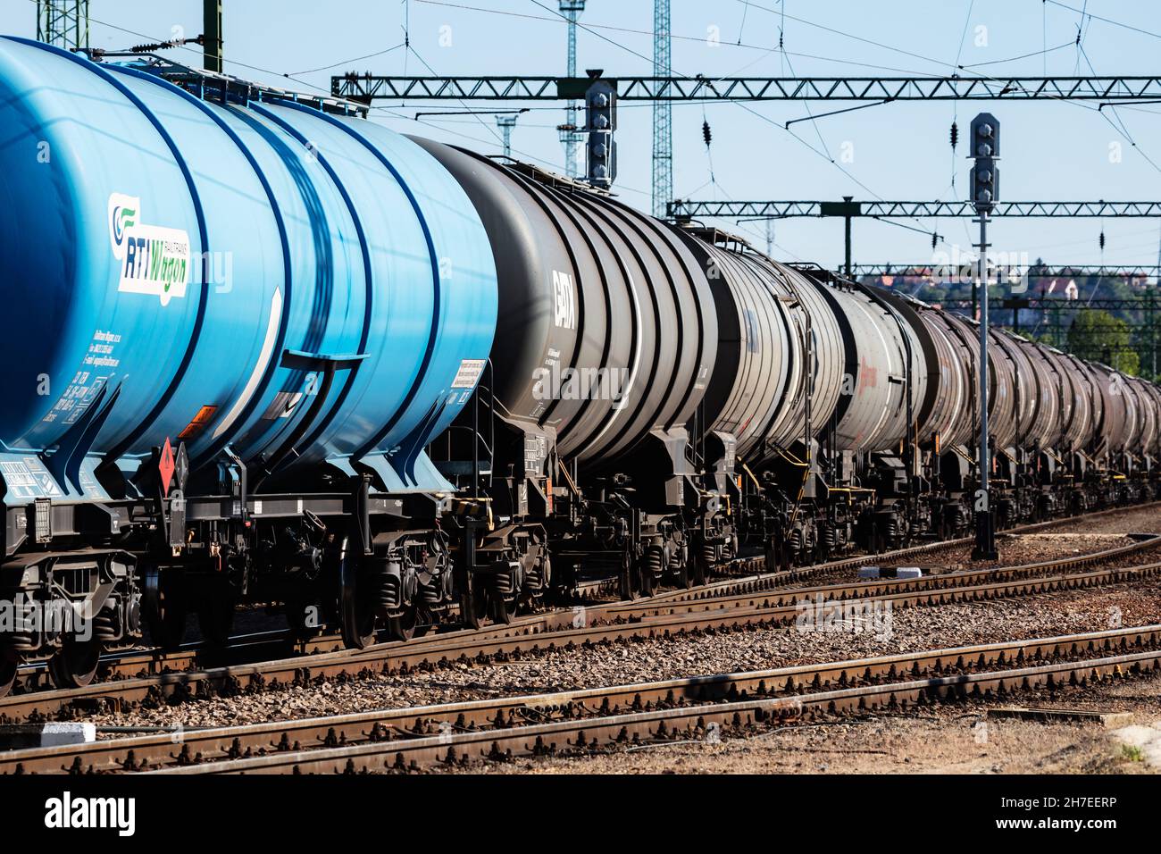 Budapest, Ungheria - 9 maggio 2021: Trasporto ferroviario internazionale. Cargo cargo treno carro alla stazione ferroviaria. Trasporto e spedizione globali. Foto Stock