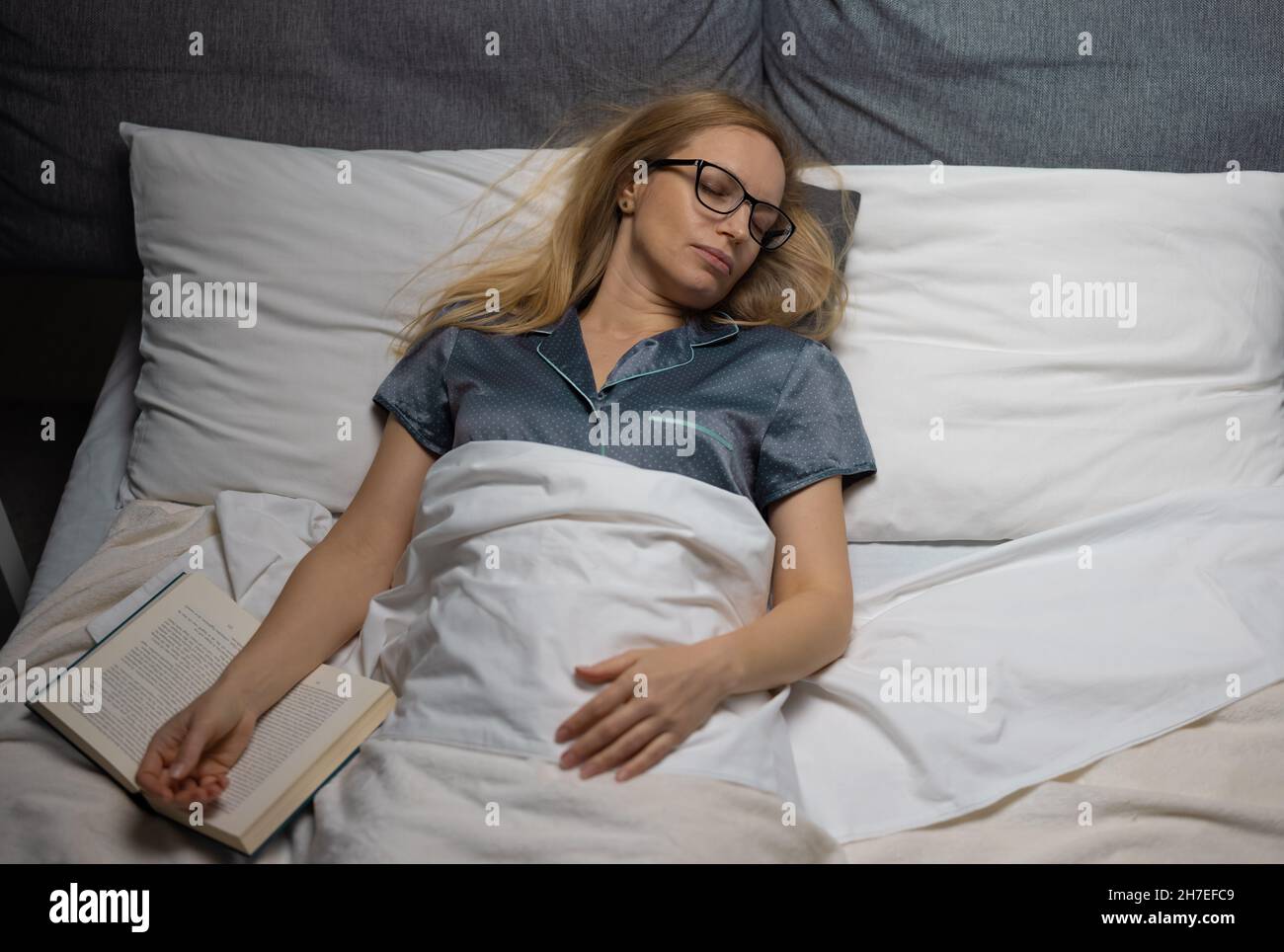 Donna che Dorme con libro Foto Stock
