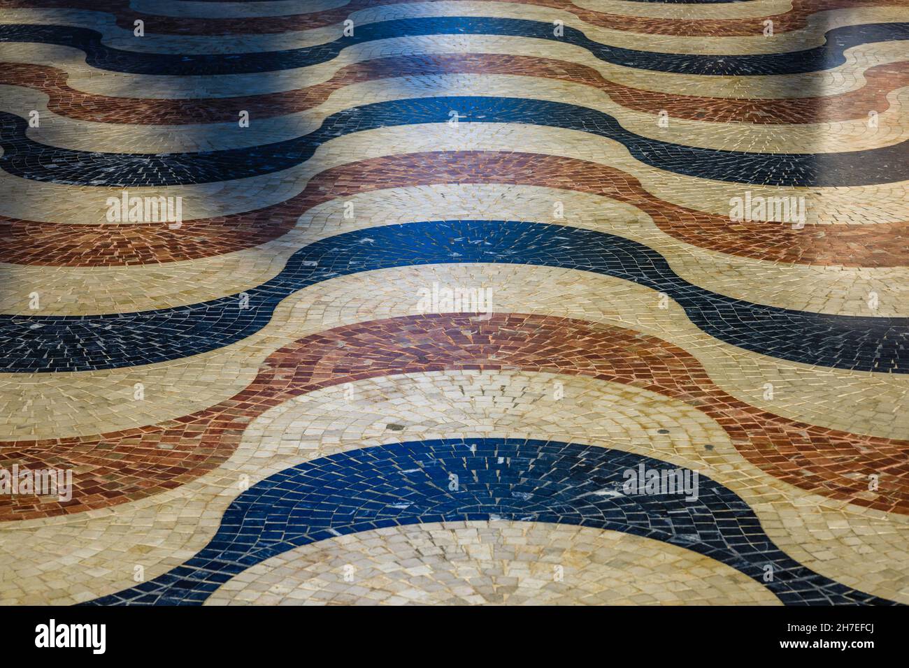 Dettaglio del Paseo de la Esplanada o Esplanada Boulevard ad Alicante. Caratteristico mosaico di piastrelle colorate Foto Stock
