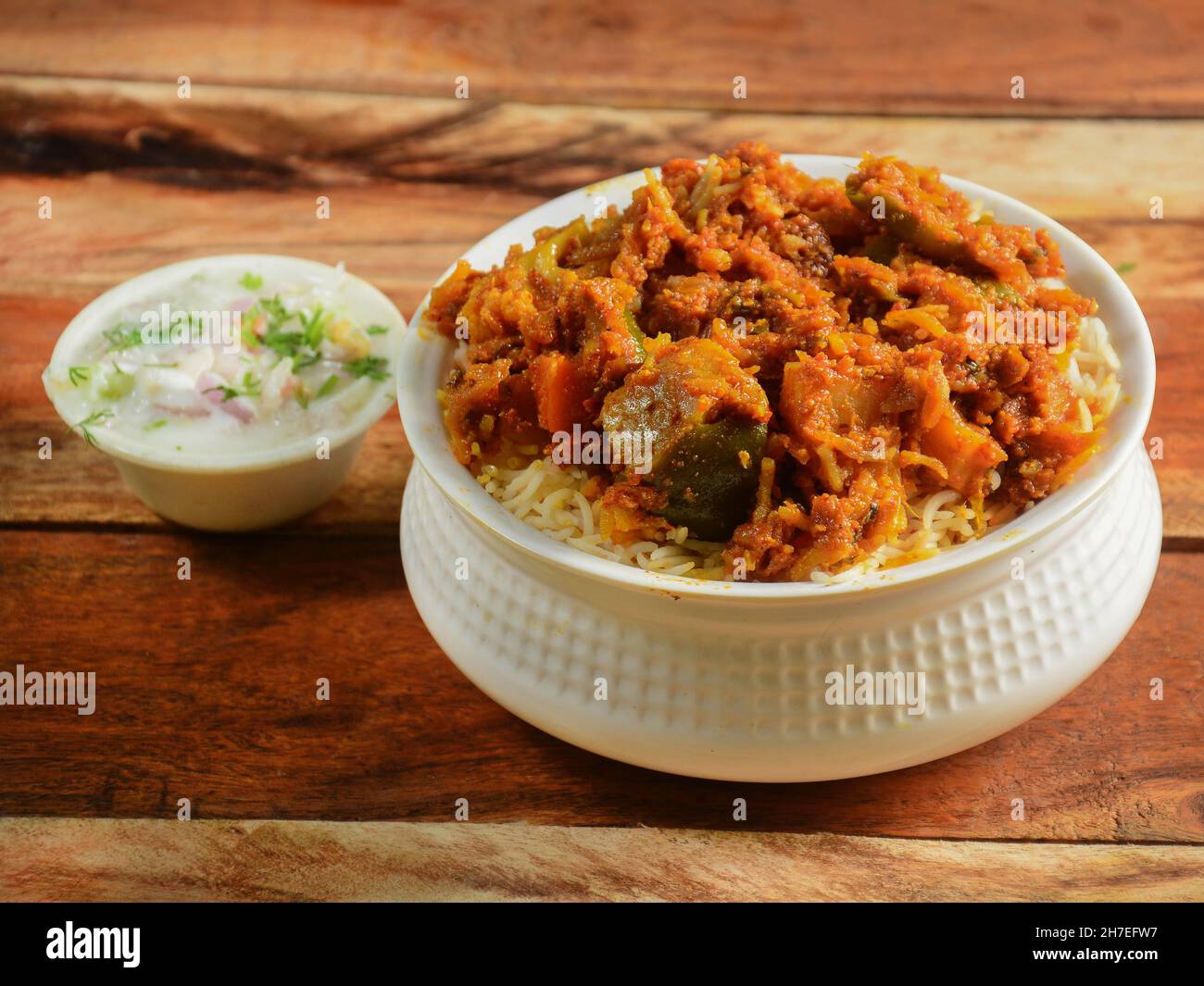 hyderabadi tradizionale vegetale / Veg dum biryani con verdure miste servite con raita mista, fuoco selettivo Foto Stock