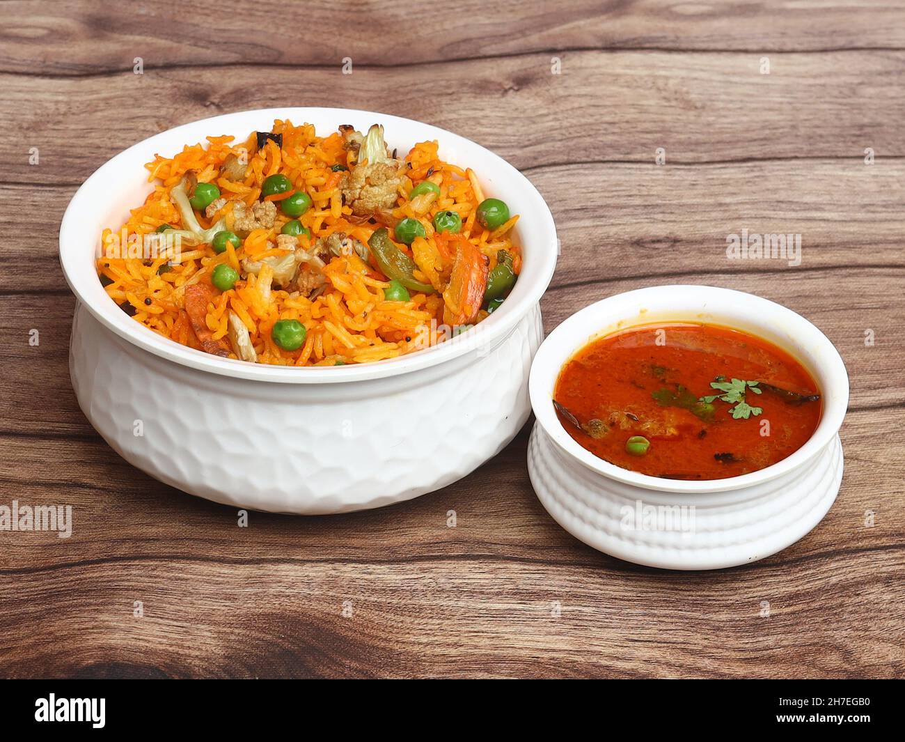 Verdure tradizionali / verdure biryani con verdure miste servite con curry, fuoco selettivo Foto Stock