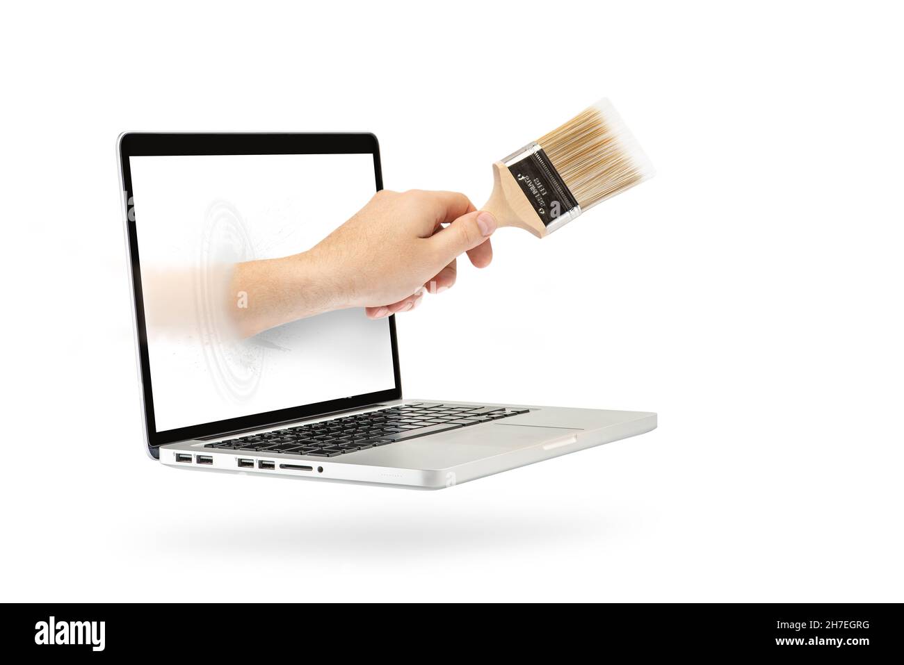 Un computer portatile si getta in aria proiettando un'ombra su uno sfondo bianco isolato. Schermo bianco per spazio di copia. Computer isolato su sfondo bianco. Una mano Foto Stock
