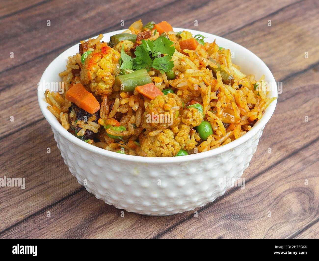 Tradizionale vegetale / veg biryani con verdure miste, fuoco selettivo Foto Stock