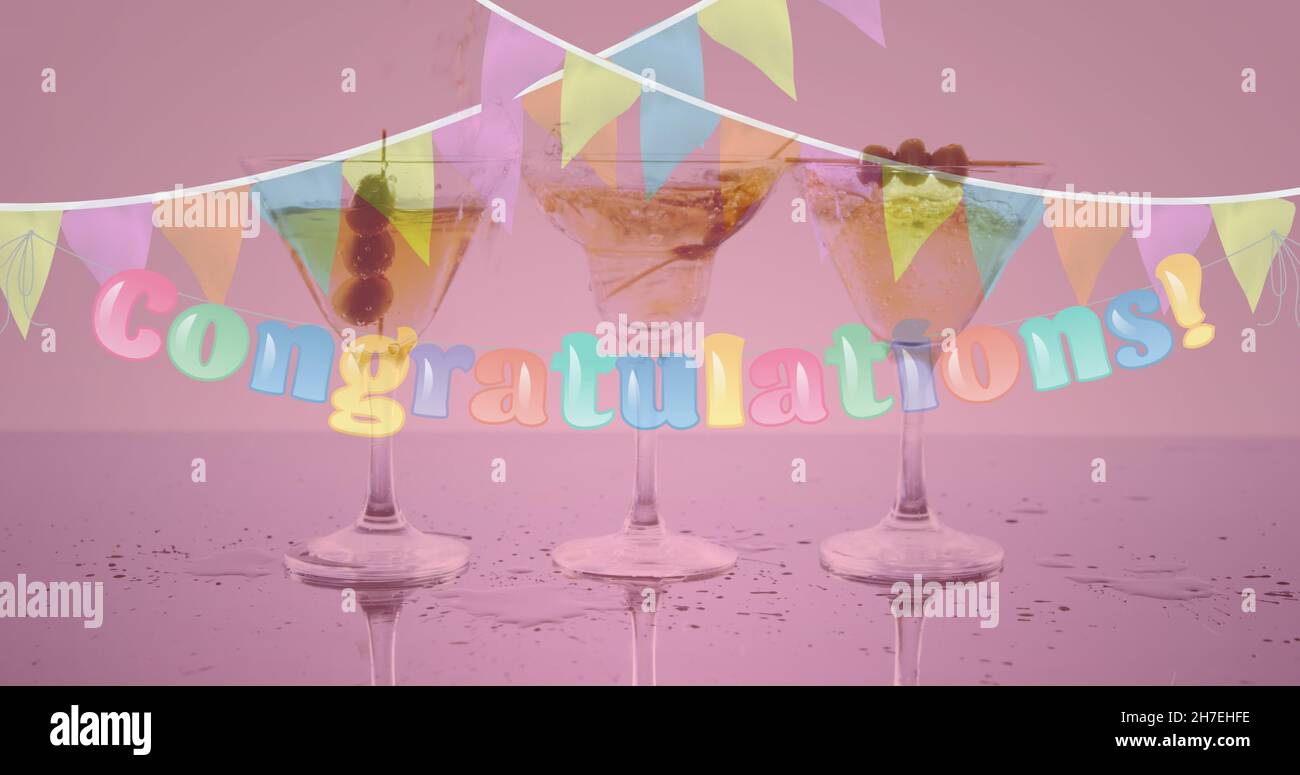 Immagine del testo delle congratulazioni e della conigliatura su tre bicchieri da cocktail su sfondo rosa Foto Stock