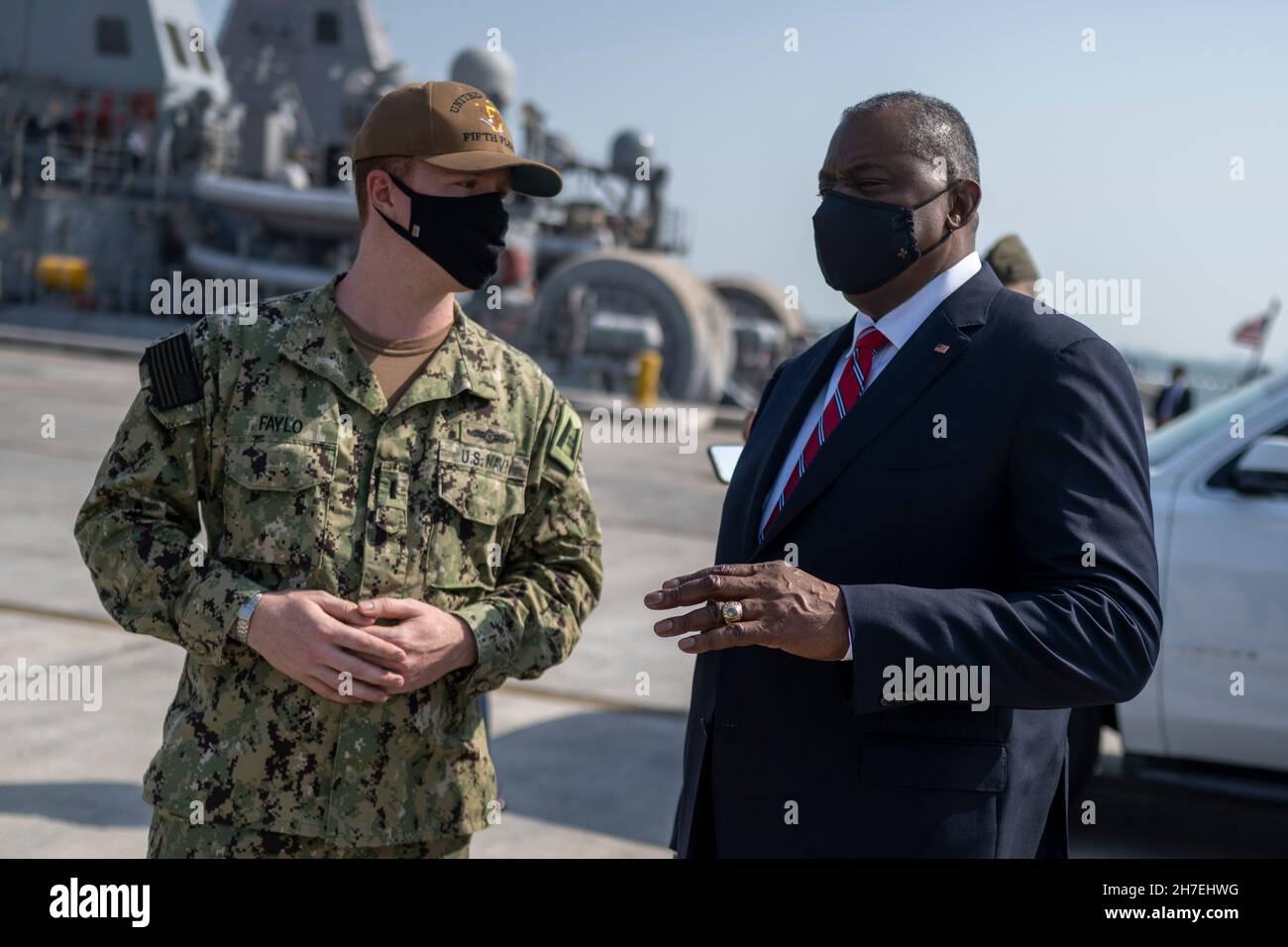 Manama, Bahrain. 21 Nov 2021. Austin III, Segretario della Difesa degli Stati Uniti, parla con il Lt. Jay Faylo con la Command Task Force 59, al Naval Support Activity Bahrain, 21 novembre 2021 a Manama, Bahrain. Austin sta visitando la regione per partecipare al dialogo annuale di Manama e incontrare gli alleati. Credit: Chad McNeeley/U.S. Navy/Alamy Live News Foto Stock