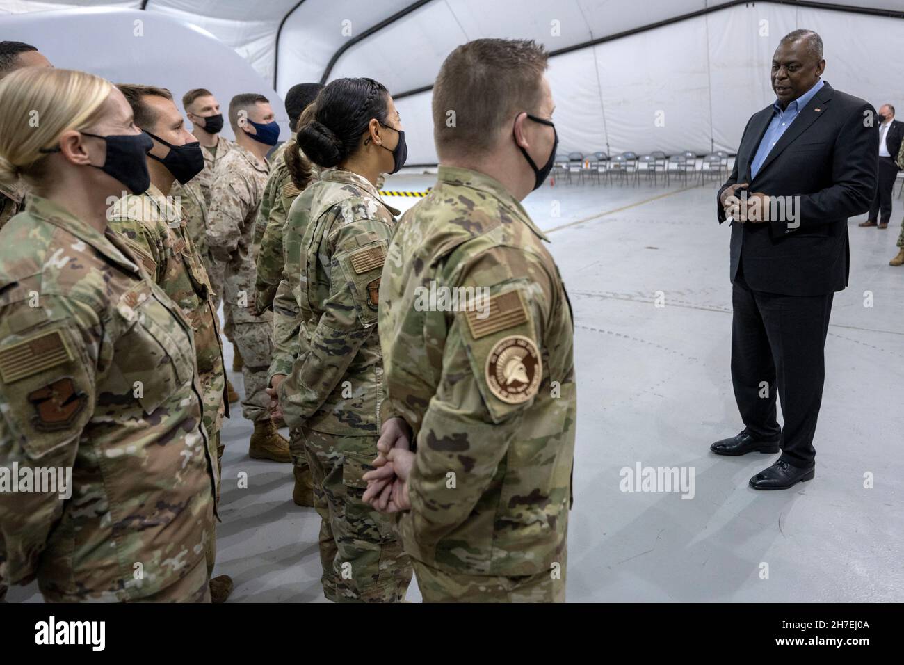 Abu Dhabi, Emirati Arabi Uniti. 22 novembre 2021. Il Segretario della Difesa degli Stati Uniti, Lloyd J. Austin III, visita i membri del servizio assegnati alla base aerea di al Dhafra, 22 novembre 2021 al di fuori di Abu Dhabi, Emirati Arabi Uniti. Austin sta visitando la regione per partecipare al dialogo annuale di Manama e incontrare gli alleati. Credit: Chad McNeeley/DOD/Alamy Live News Foto Stock