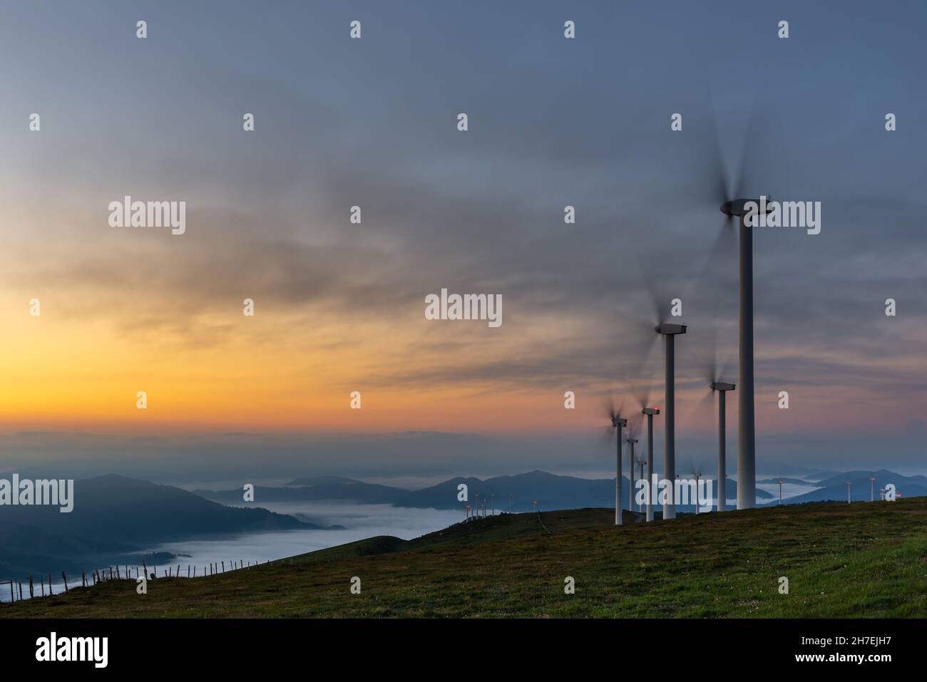 Wind turbines farm di sunrise, Oiz mountain, Paesi Baschi Foto Stock