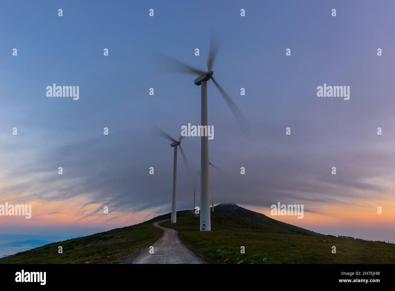 Wind turbines farm di sunrise, Oiz mountain, Paesi Baschi Foto Stock