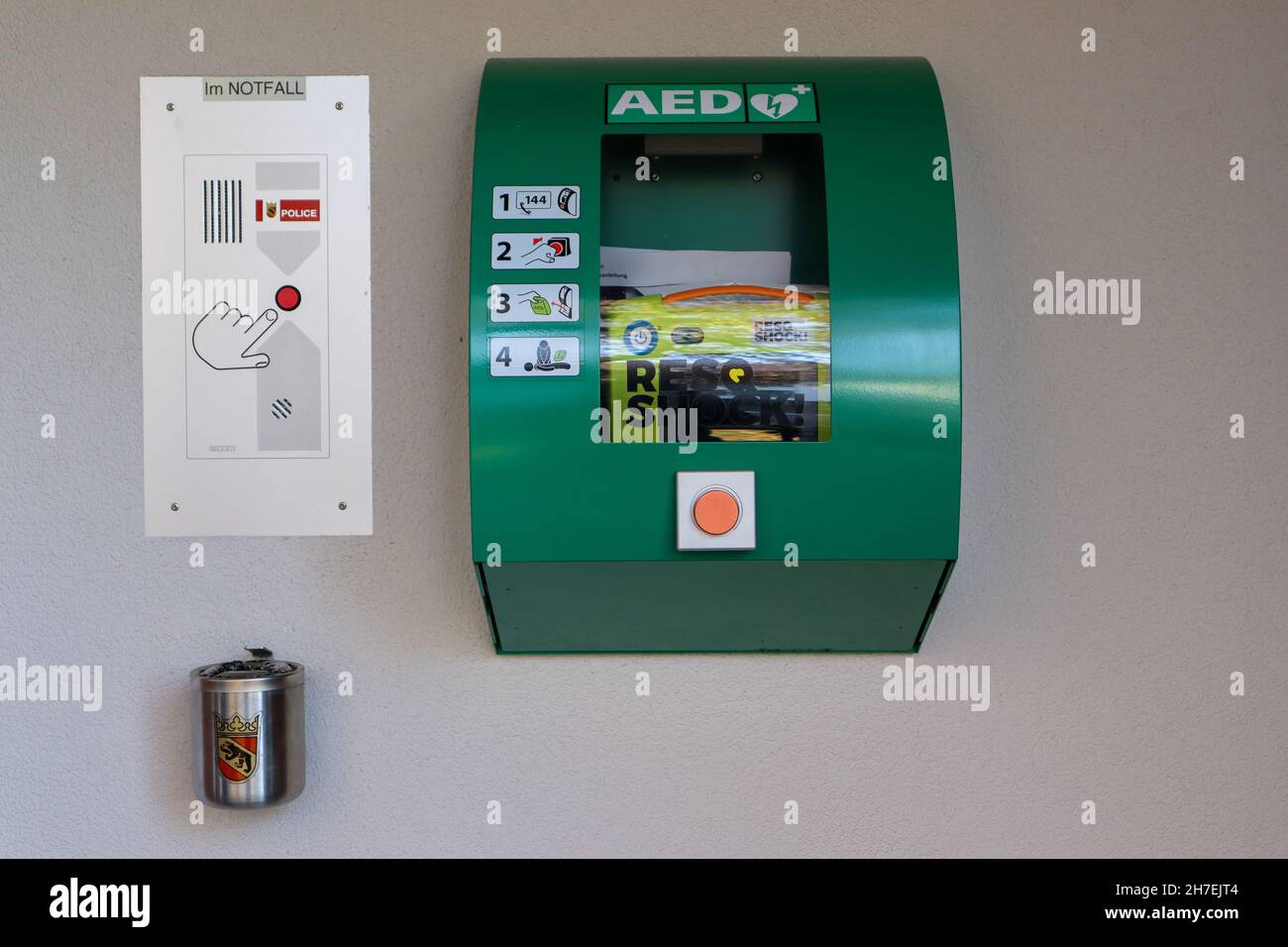 Defibrillatore semiautomatico sul lato anteriore di un edificio in Svizzera Foto Stock