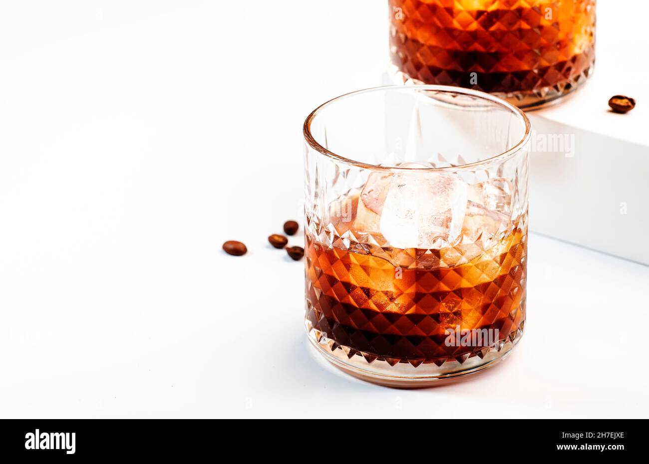 Cocktail russo nero, bevanda alcolica alla moda con vodka, liquore al caffè e ghiaccio, sfondo bianco, utensili da bar Foto Stock