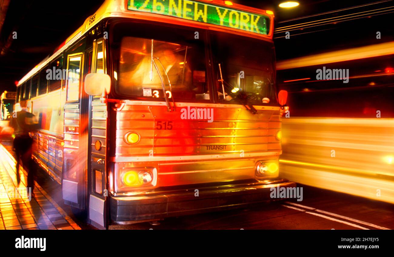 Trasporti pubblici. Terminal degli autobus di Midtown, autorità portuale. New York City. Autobus in attesa di salire a bordo dei passeggeri all'interno dell'edificio del terminal. STATI UNITI Foto Stock