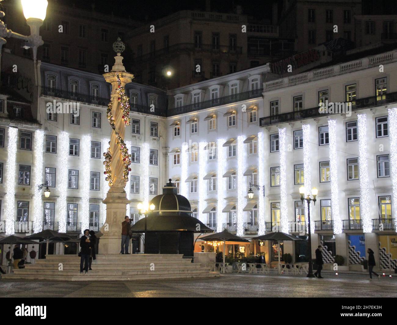 Lisboa, Portogallo. 22 novembre 2021. (INT) illuminazione natalizia a Piazza Municipio di Lisbona. 22 novembre 2021, Lisbona, Portogallo: L'illuminazione natalizia può già essere visto in Piazza Municipio, a Lisbona, Portogallo, lunedì (22) (Credit Image: © Edson De Souza/TheNEWS2 via ZUMA Press Wire) Foto Stock