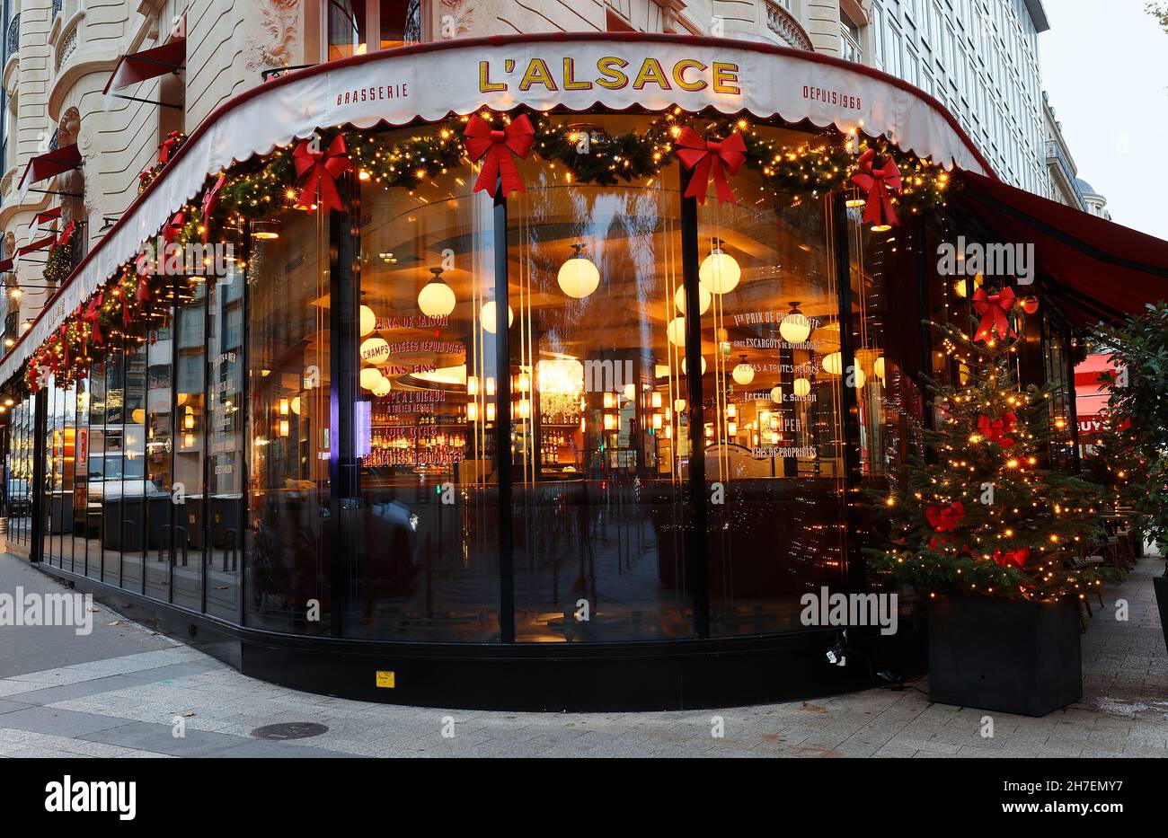 L'Alsazia è la mitica brasserie tradizionale decorata per Natale. Si trova sul viale Champs-Elysees a Parigi, Francia. Foto Stock
