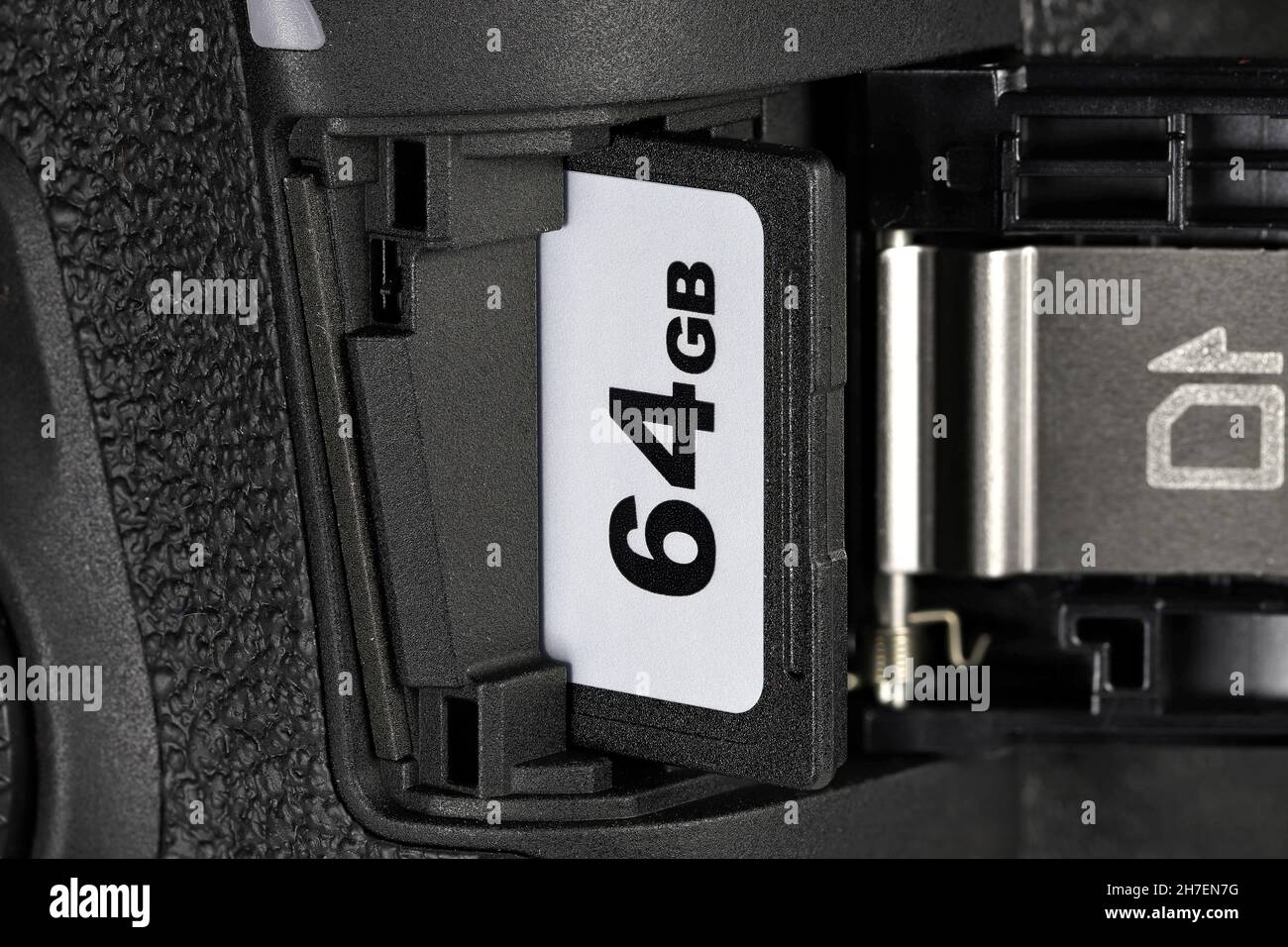 Scheda SD da 64 GB nello slot per schede di memoria DSLR Foto Stock