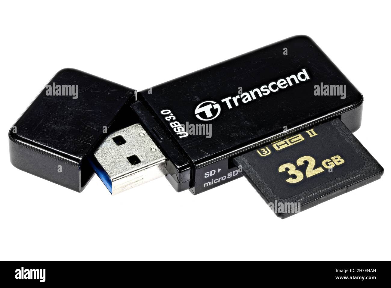 Lettore di schede SD USB 3.0 Transcend con scheda da 32 GB inserita isolata su sfondo bianco Foto Stock