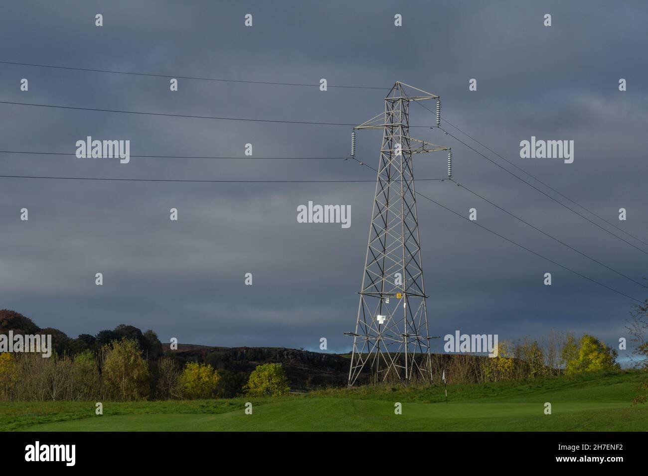 Un pilone elettrico su un campo da golf dello Yorkshire. Foto Stock